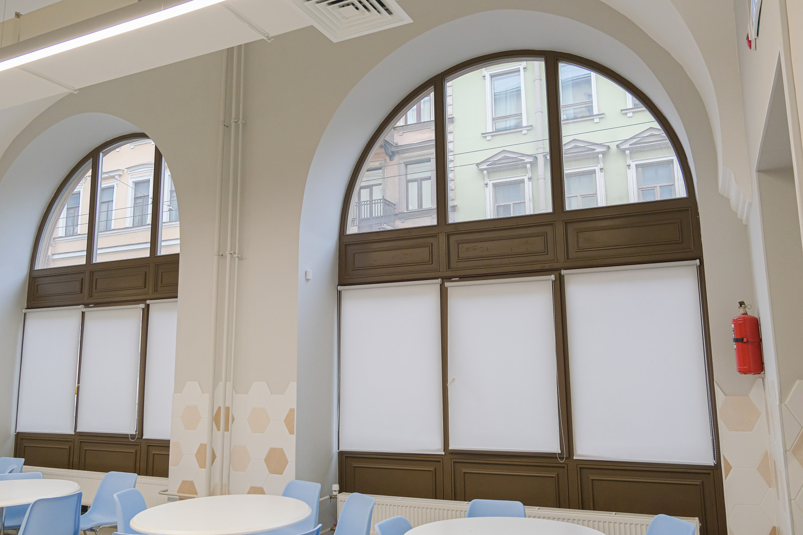 Исторические окна и двери в зданиях центра Санкт-Петербурга