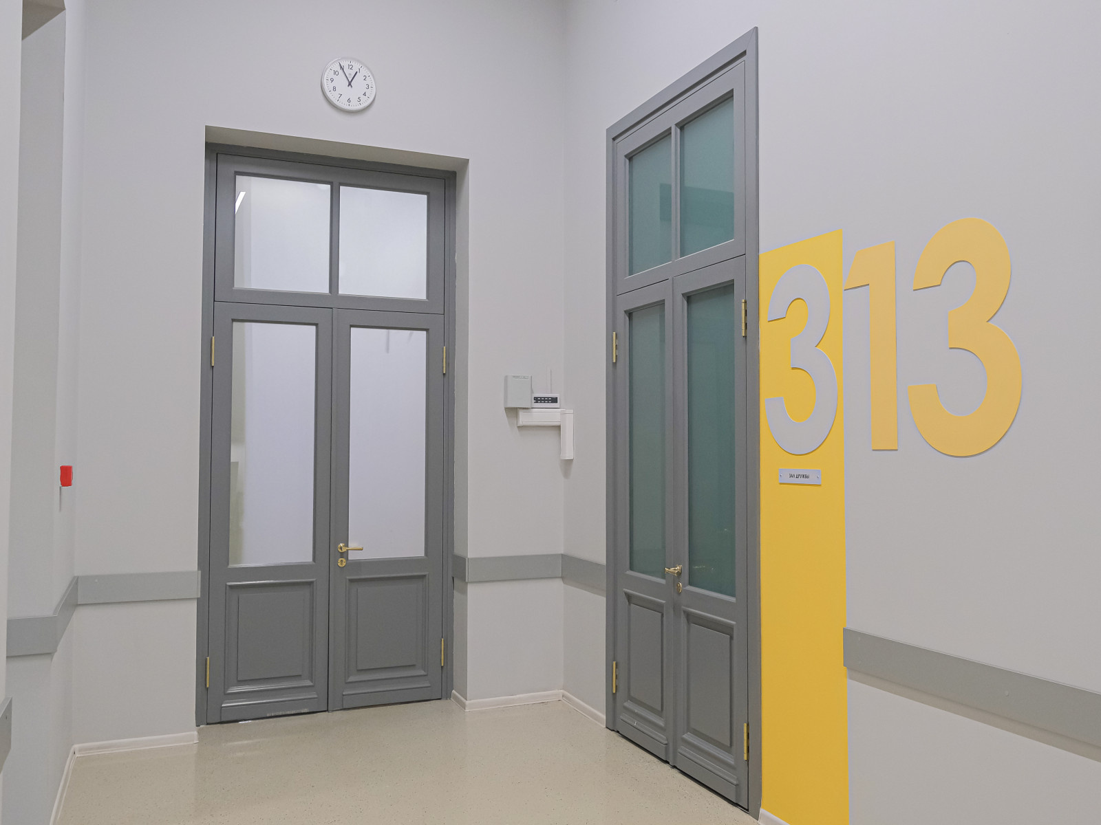 Исторические окна и двери в зданиях центра Санкт-Петербурга