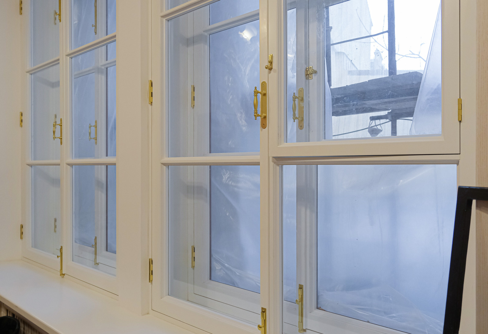 Исторические окна и двери в зданиях центра Санкт-Петербурга