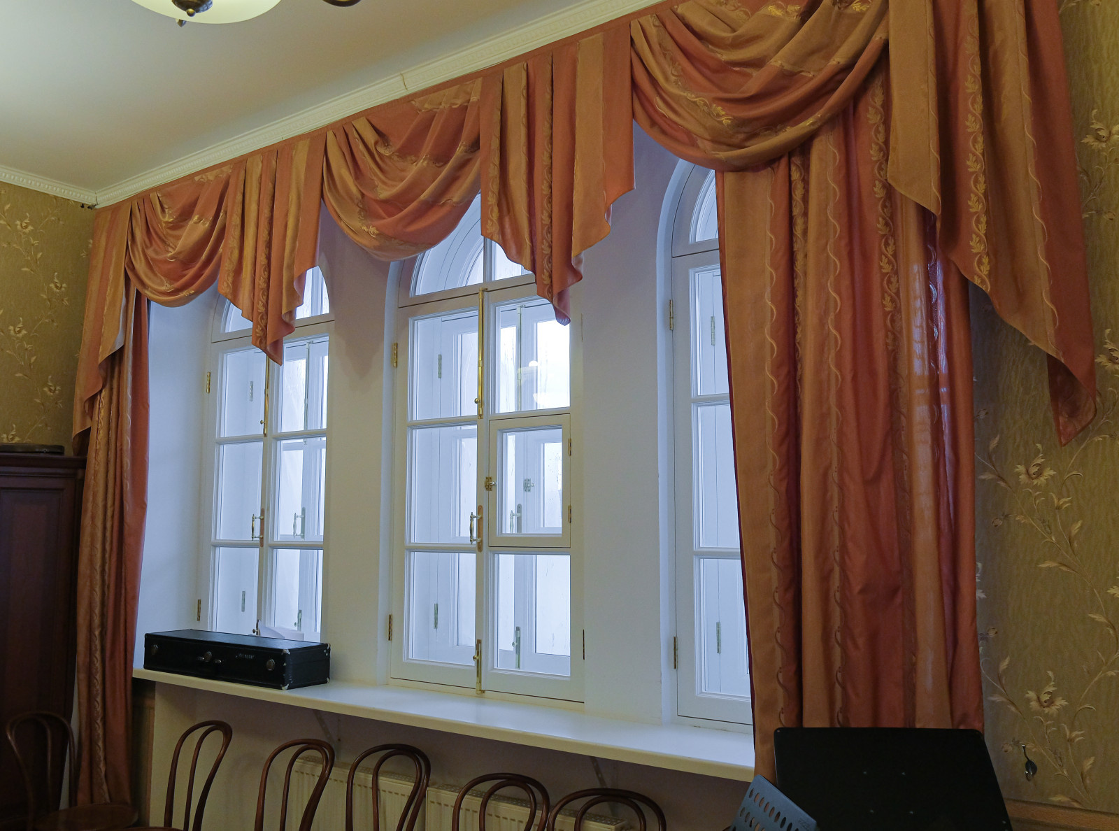 Исторические окна и двери в зданиях центра Санкт-Петербурга