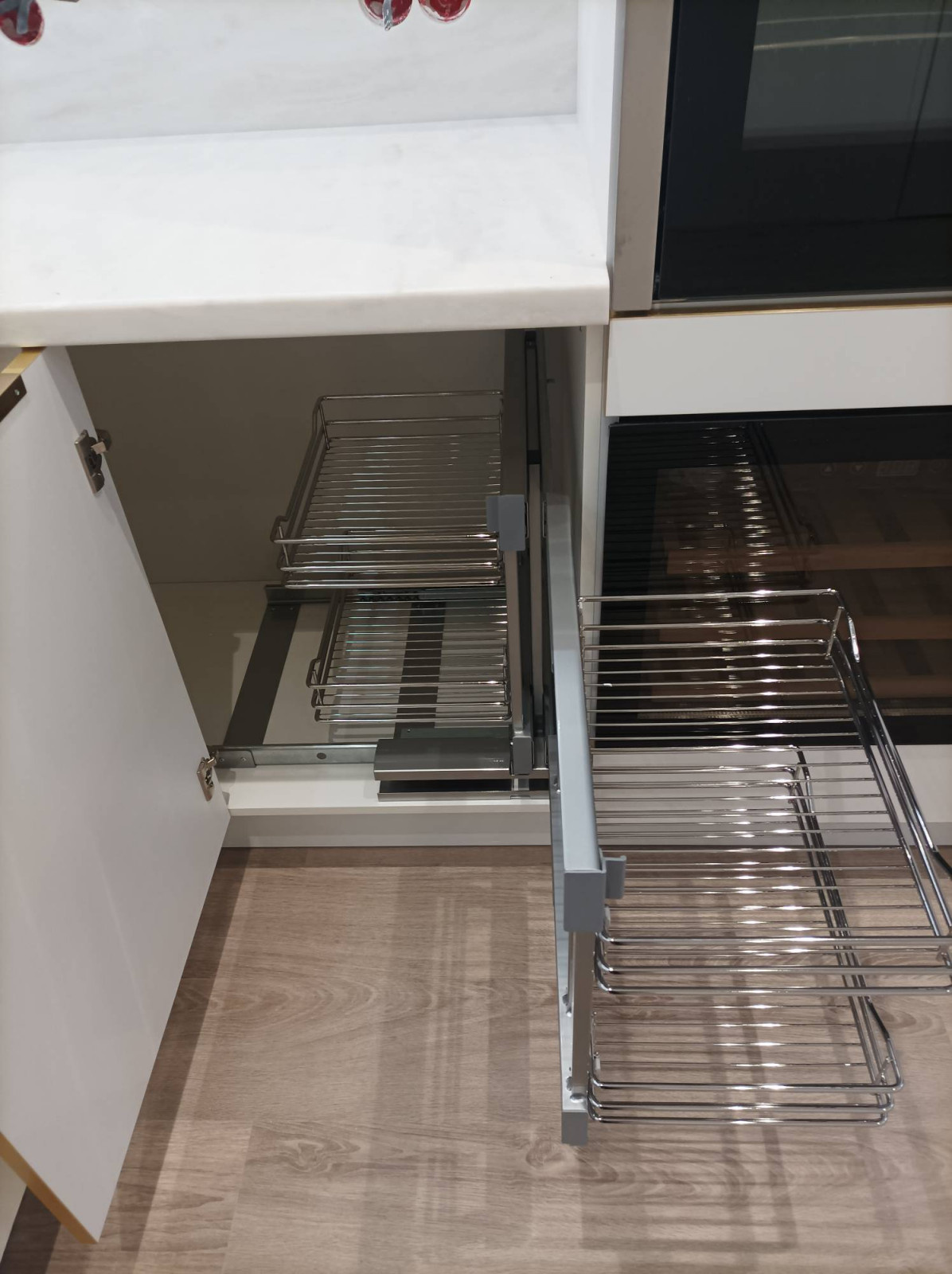 Белая кухня в золотой оправе