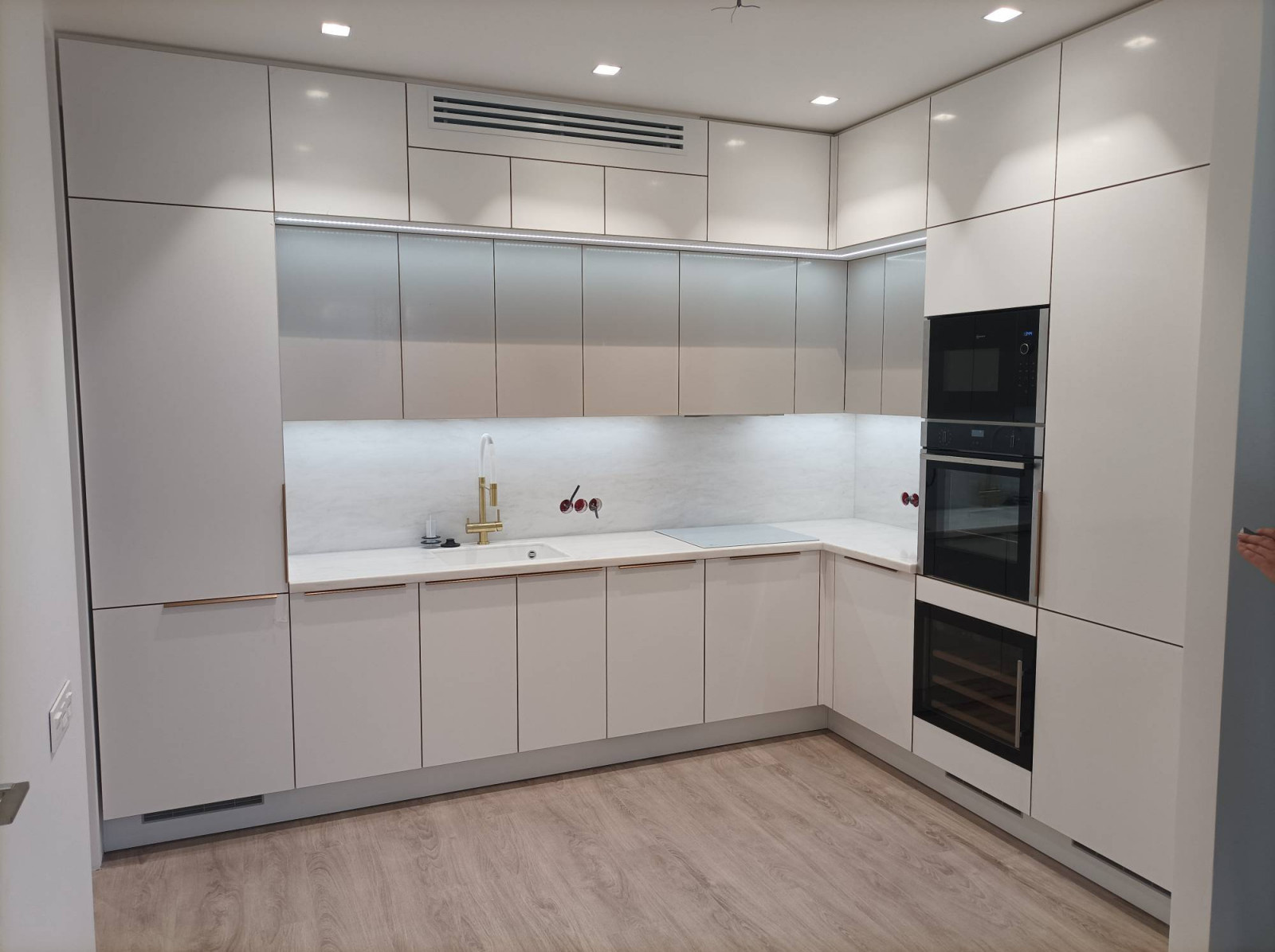 Белая кухня в золотой оправе