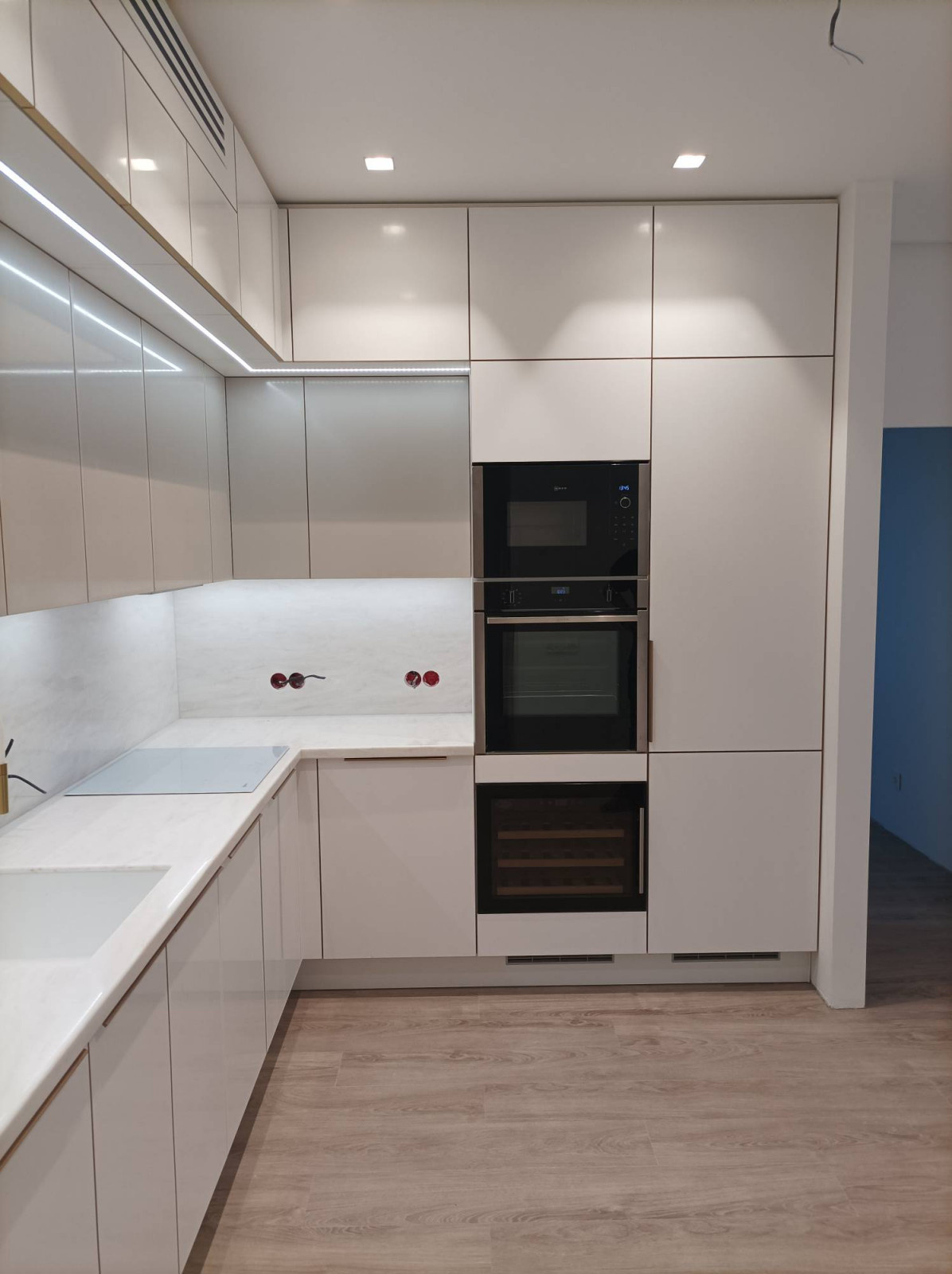 Обложка проекта: Белая кухня в золотой оправе