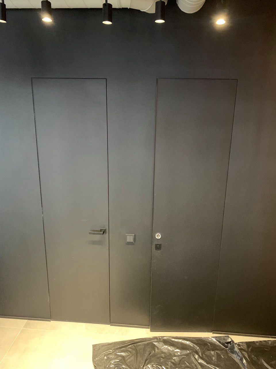 Invisible, высота 2300, ширина 600, кромка и коробка черная матовая