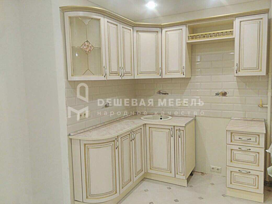Угловая кухня в классическом стиле с золотой патиной на фасадах