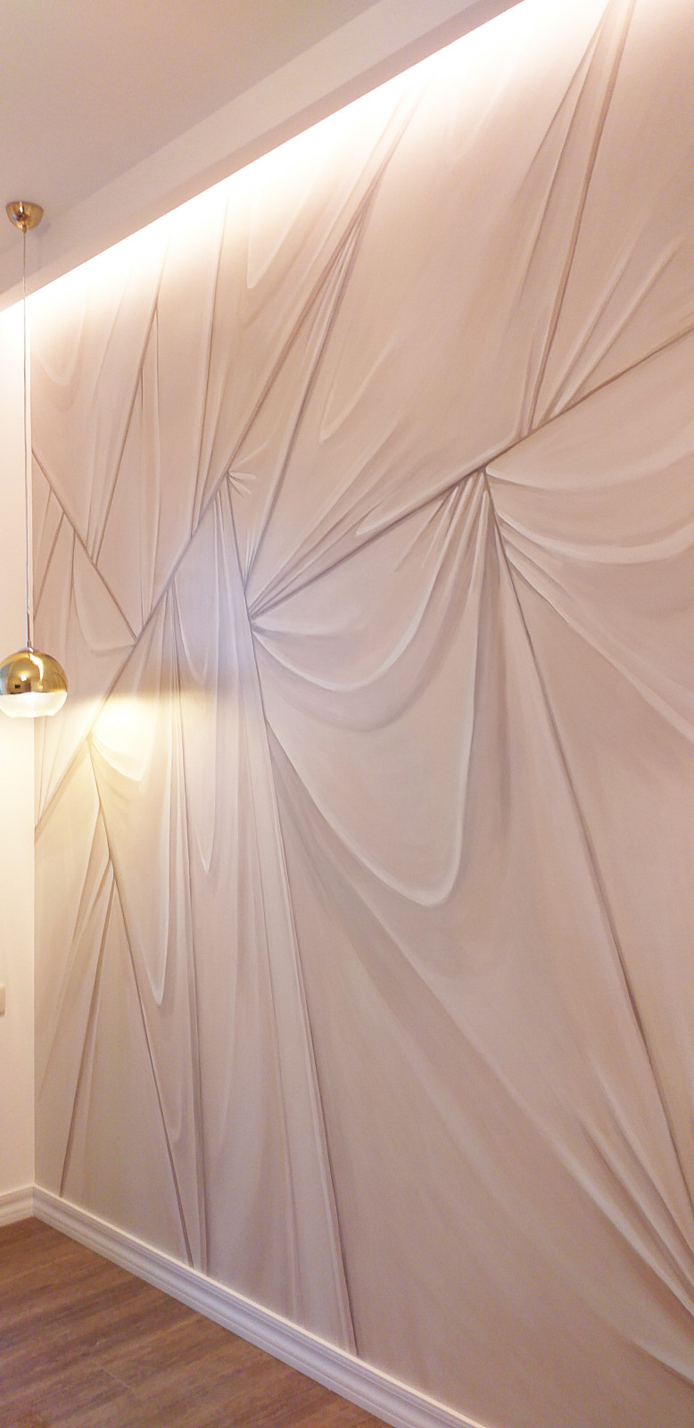 Роспись стены в изголовье кровати в спальне