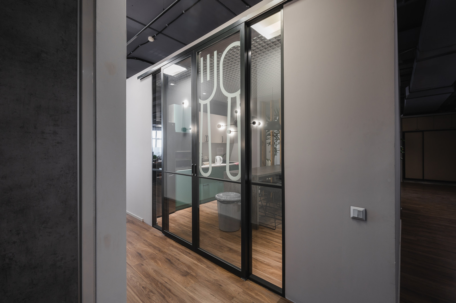 Комплексный проект со стеклянными перегородками