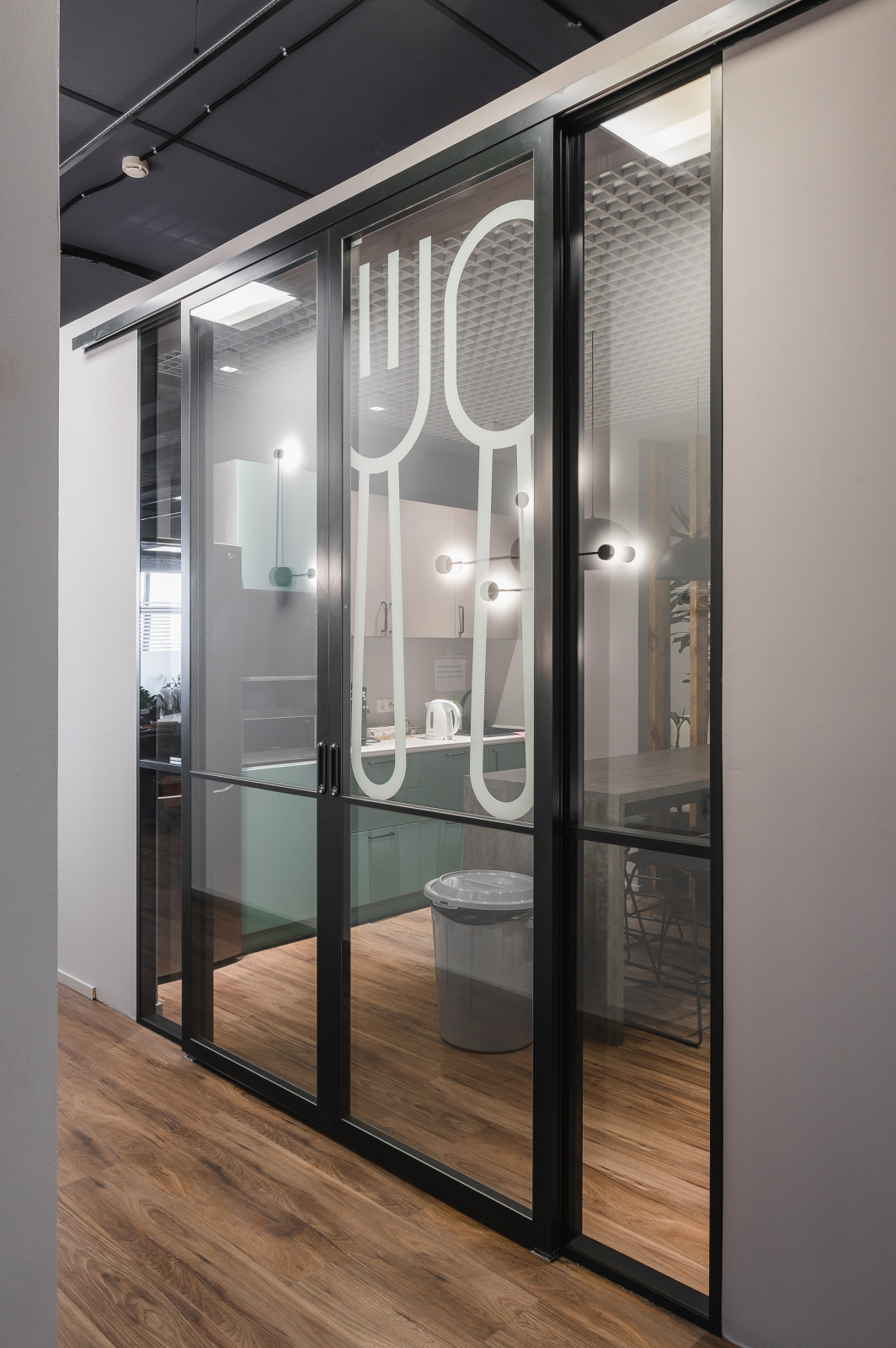 Комплексный проект со стеклянными перегородками