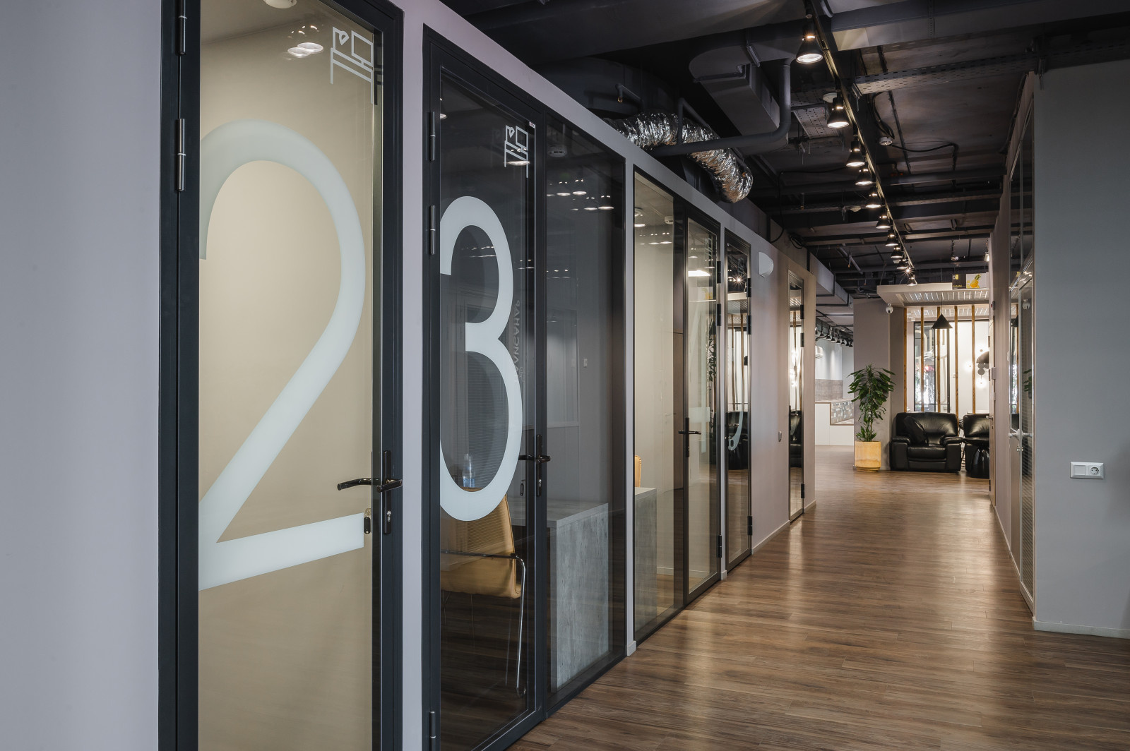 Комплексный проект со стеклянными перегородками