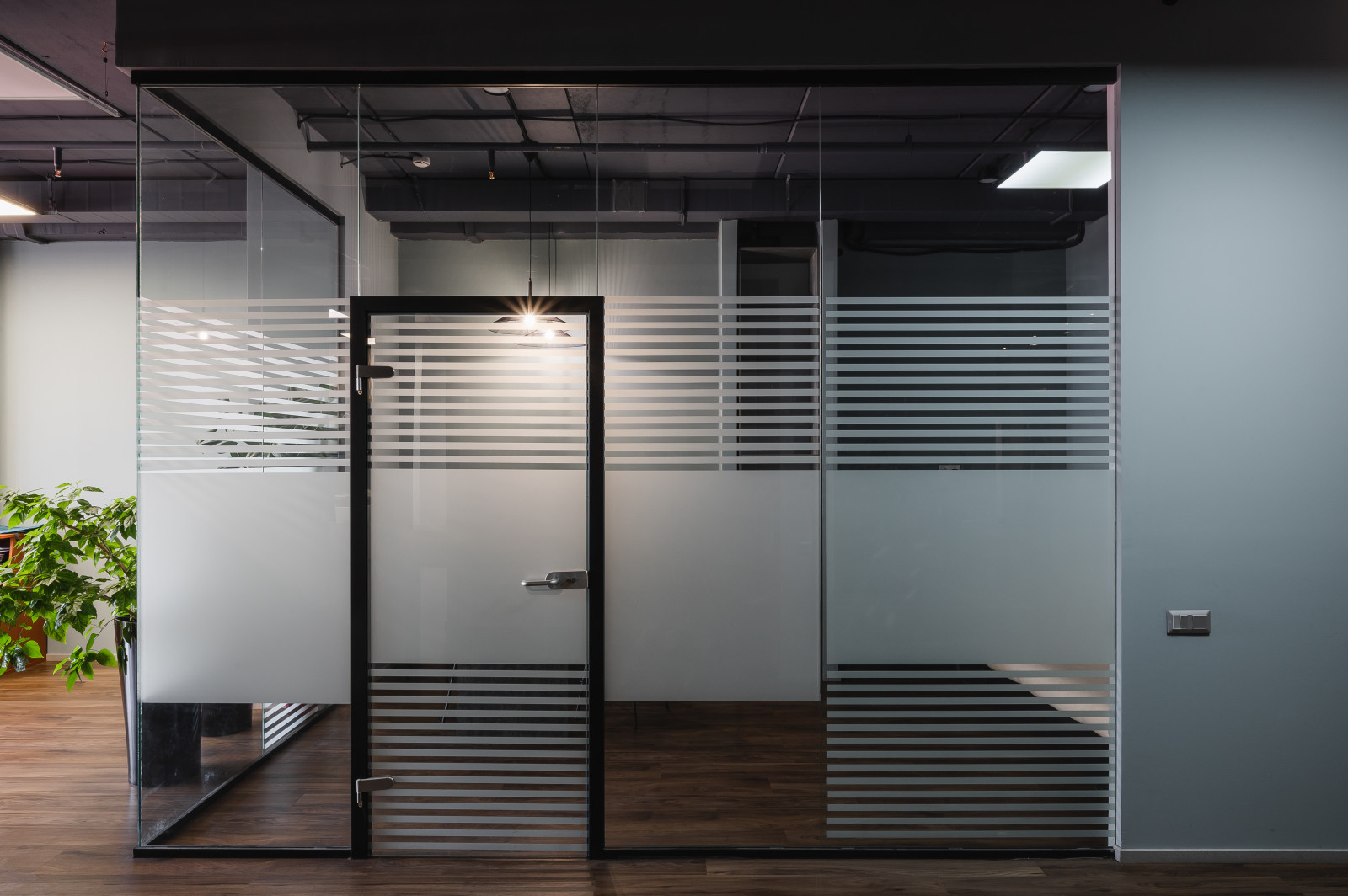 Комплексный проект со стеклянными перегородками