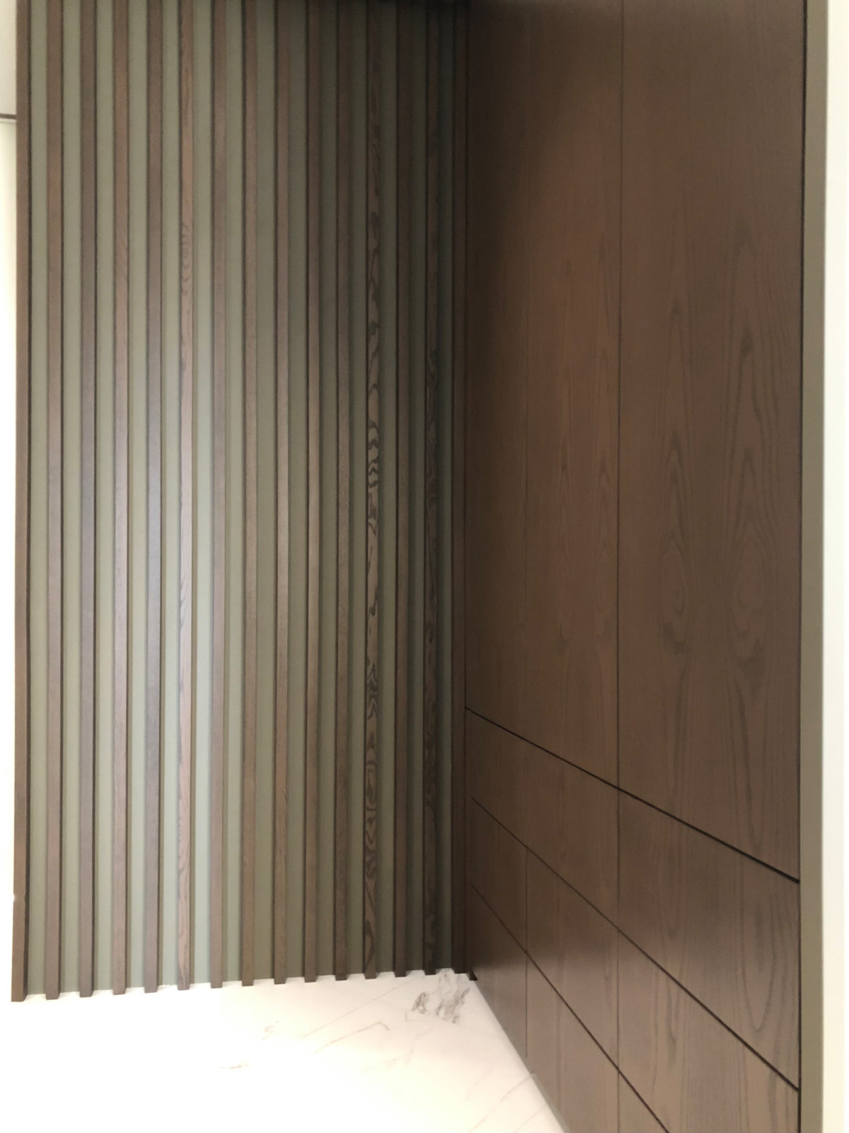 Шкаф и декоративные рейки