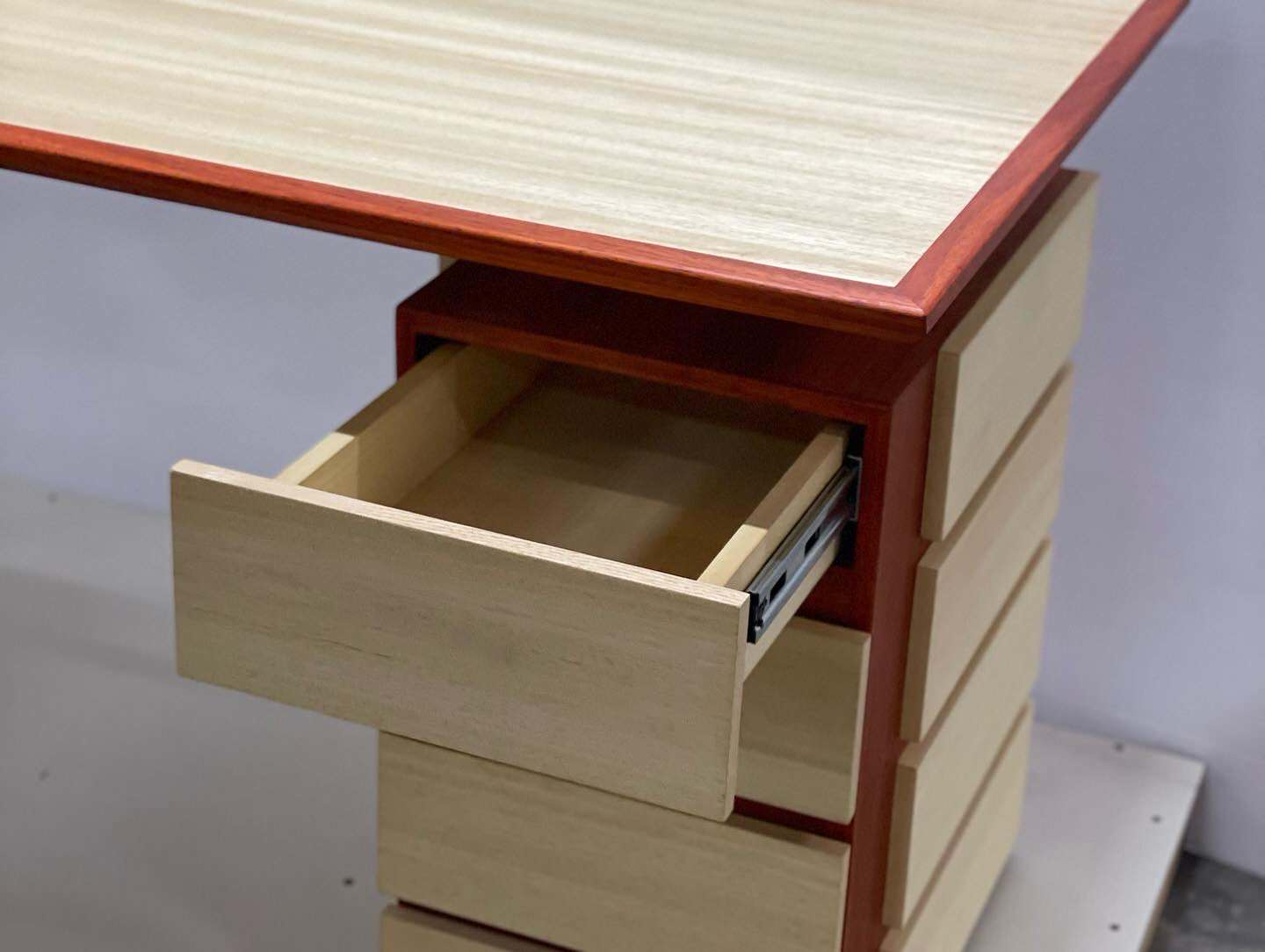 Письменный стол