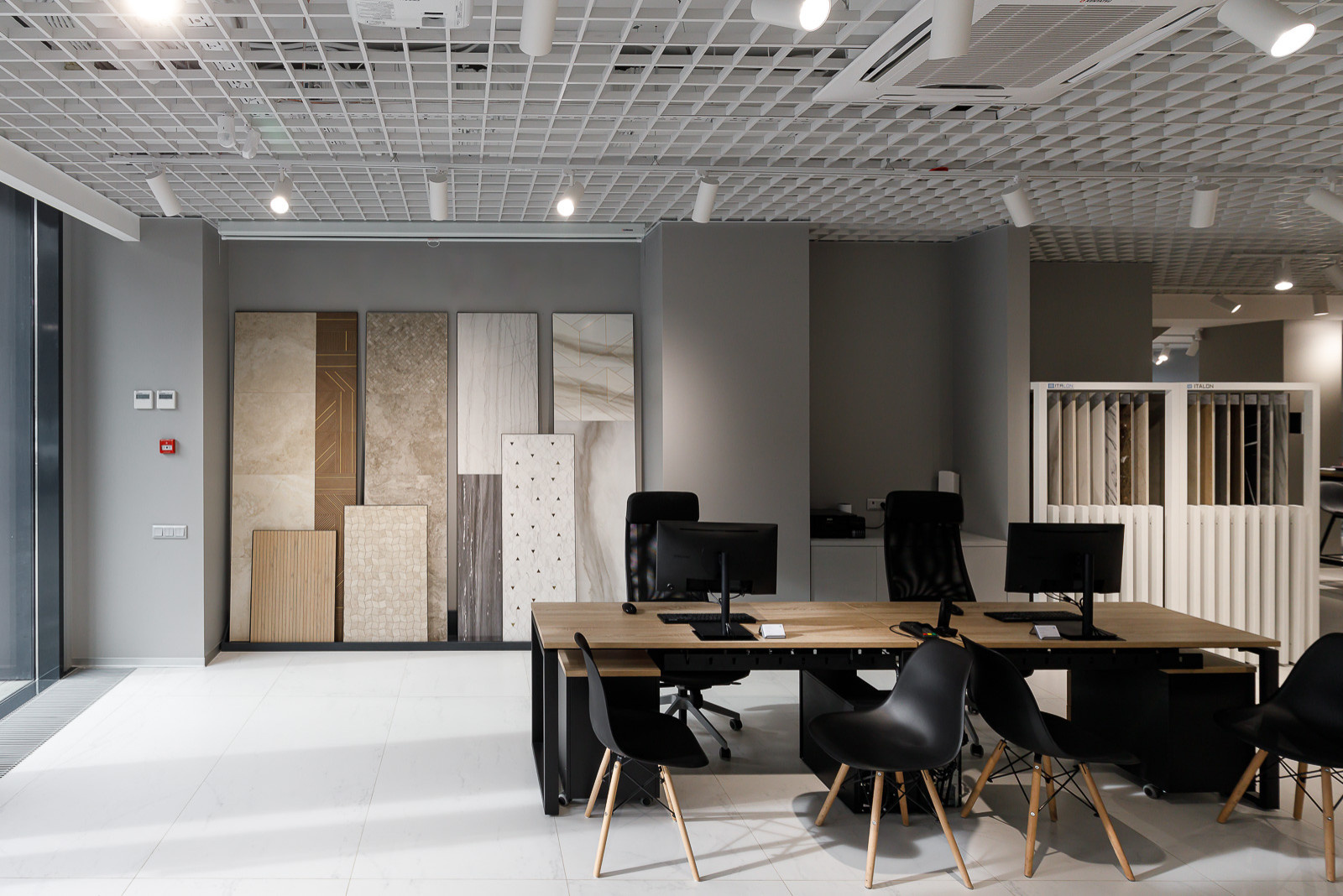 Интерьер шоурума керамогранита