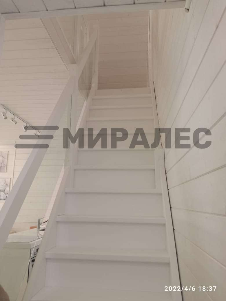 Прямая лестница на тетивах под белой эмалью