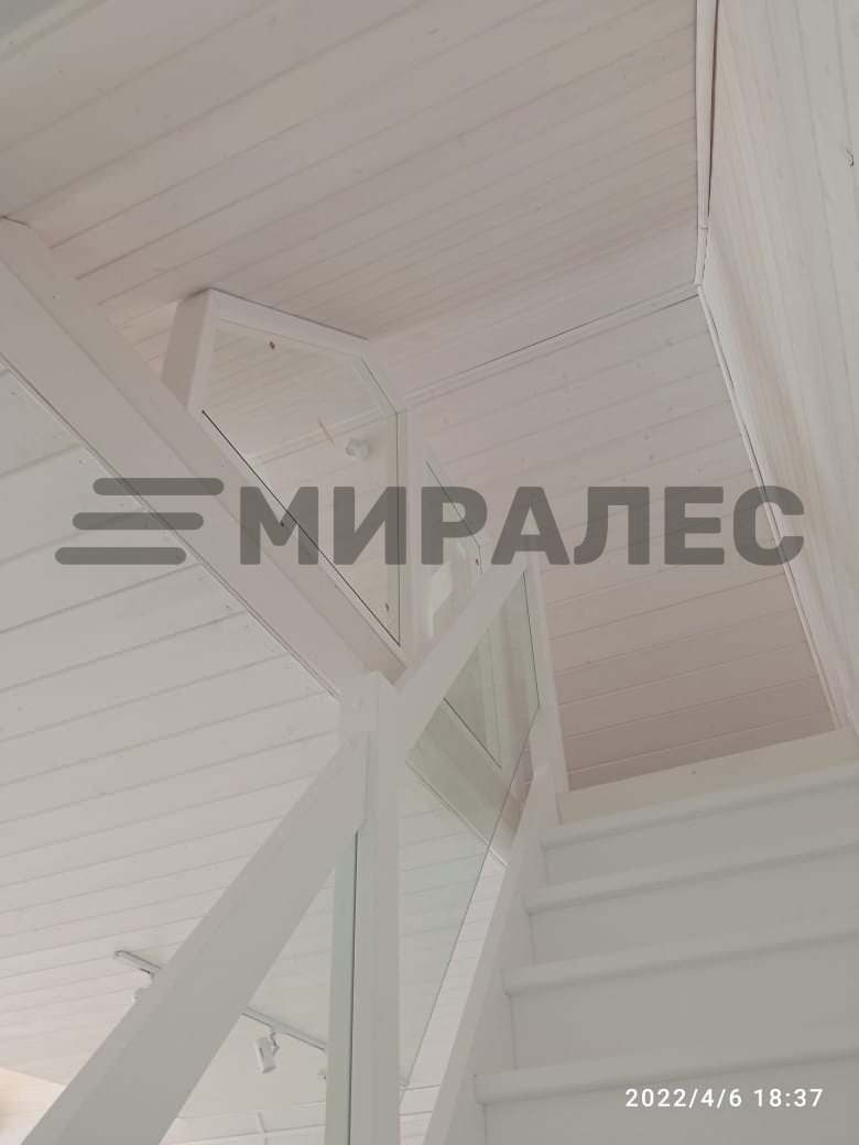 Прямая лестница на тетивах под белой эмалью