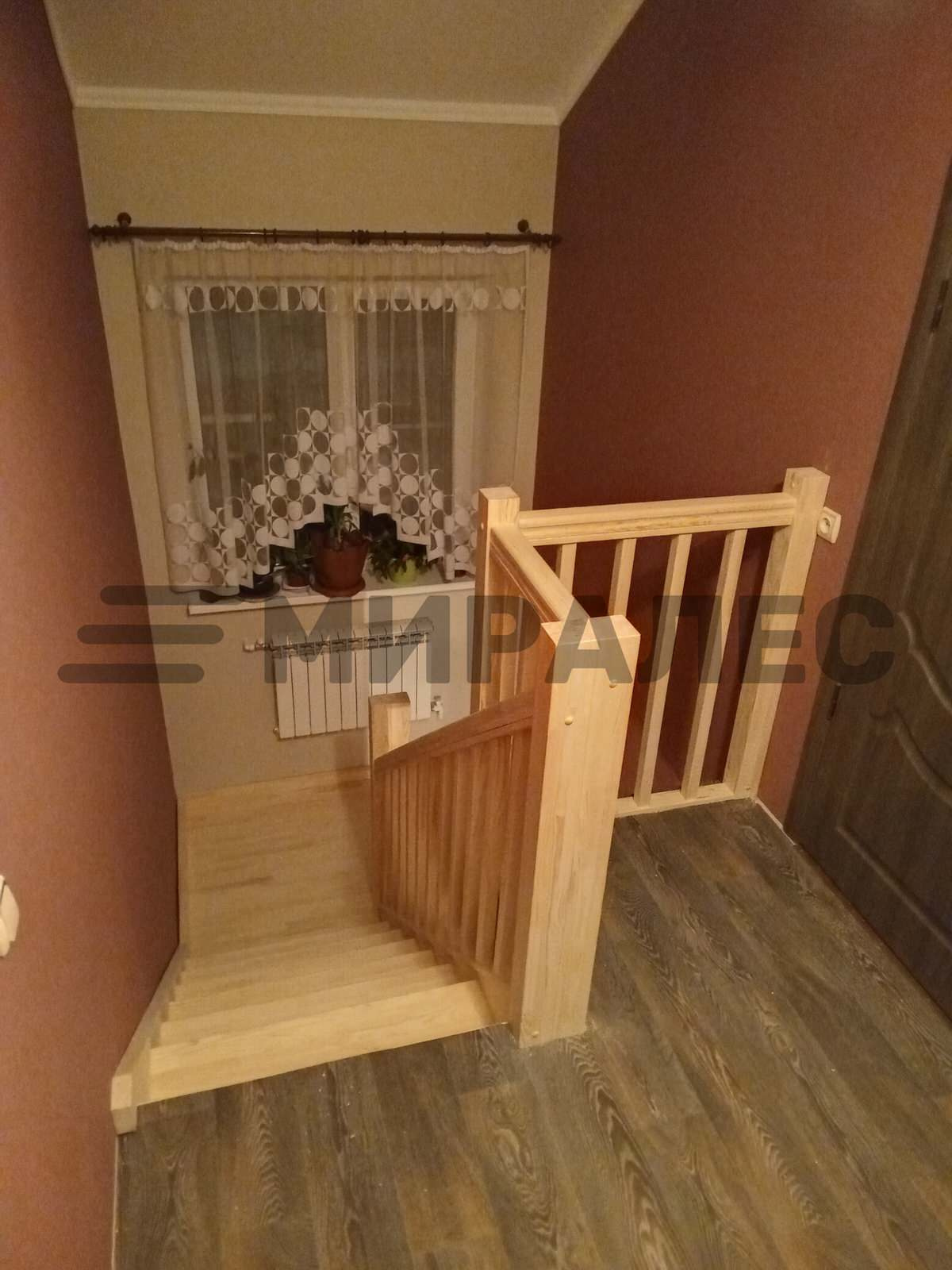 П-образная лестница из сосны с площадкой и балюстрадой без отделки