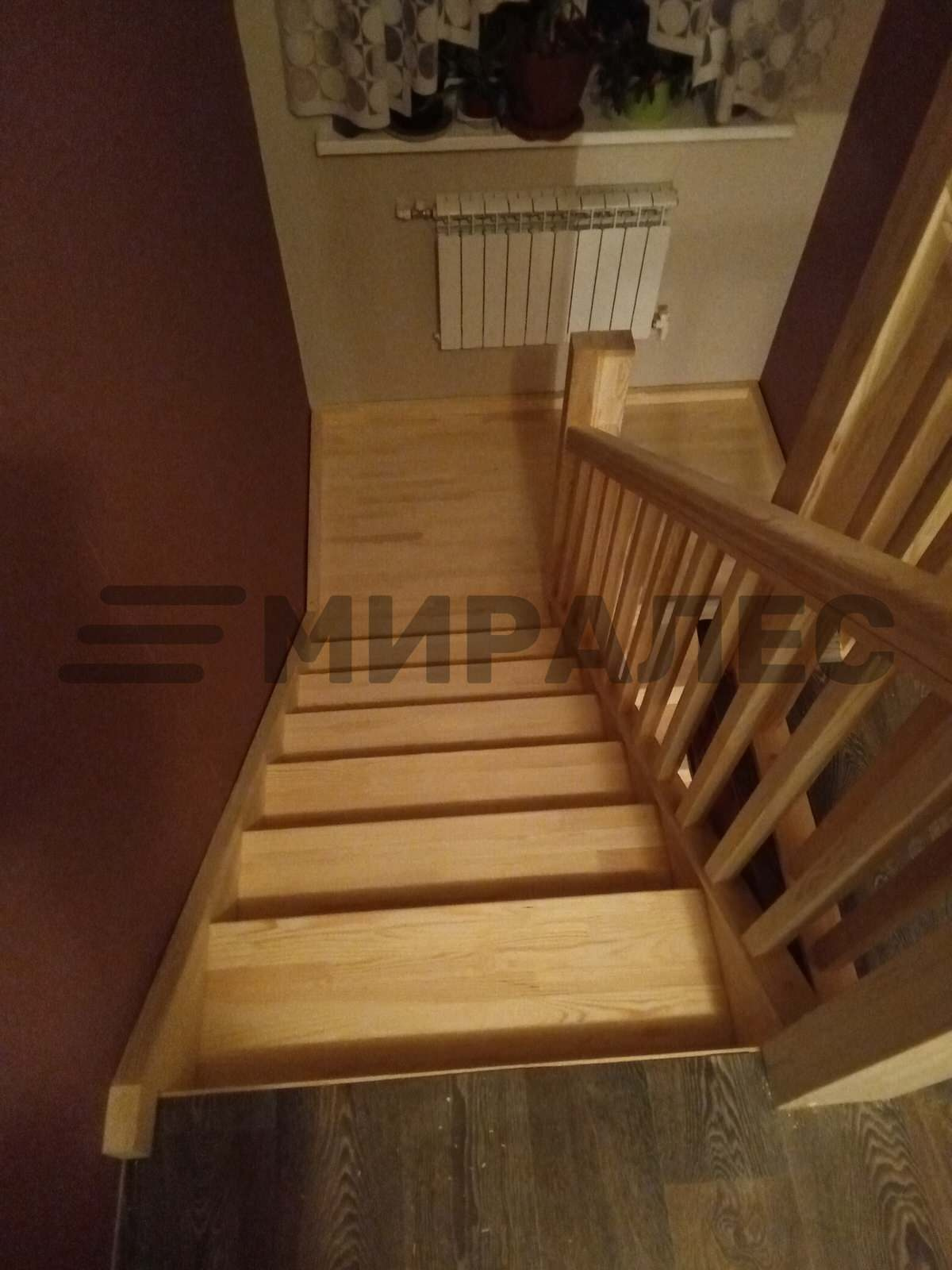 П-образная лестница из сосны с площадкой и балюстрадой без отделки