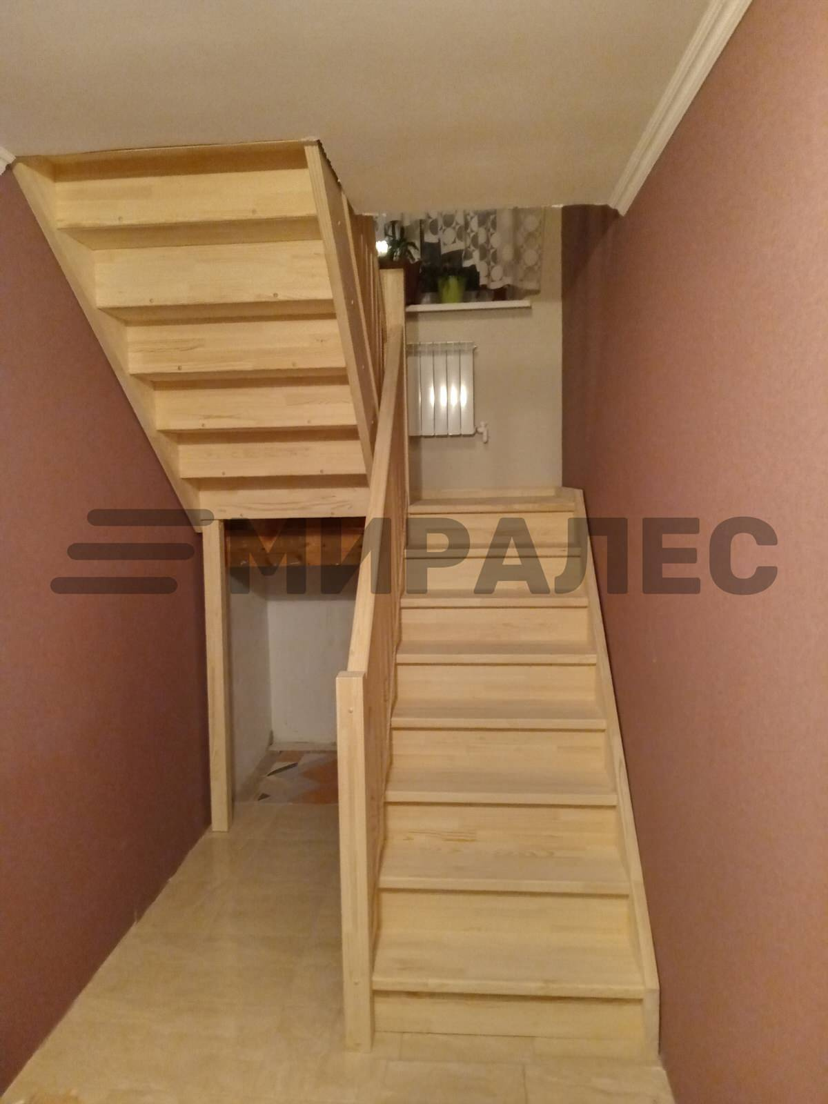 П-образная лестница из сосны с площадкой и балюстрадой без отделки