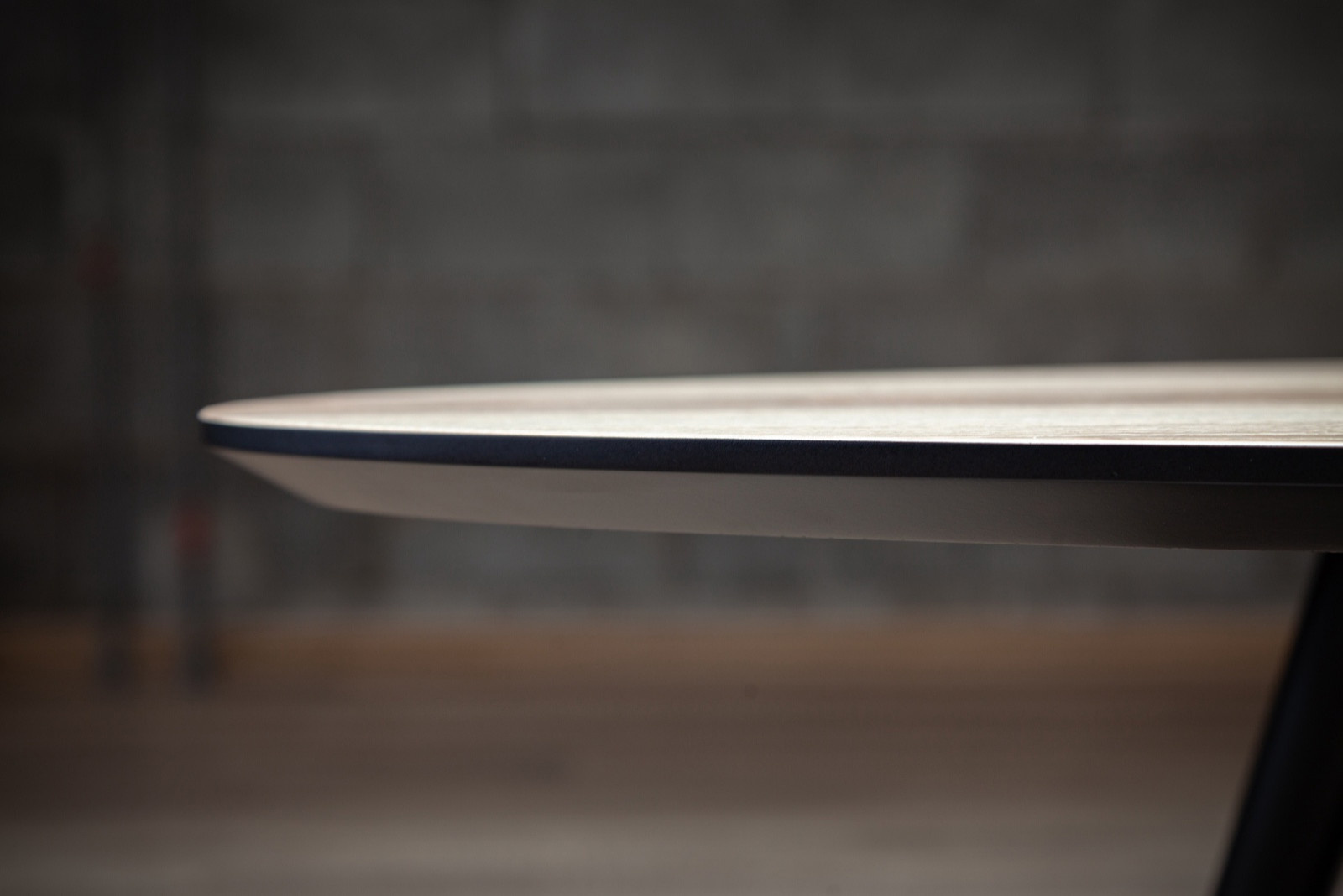 Столик в стиле сканди