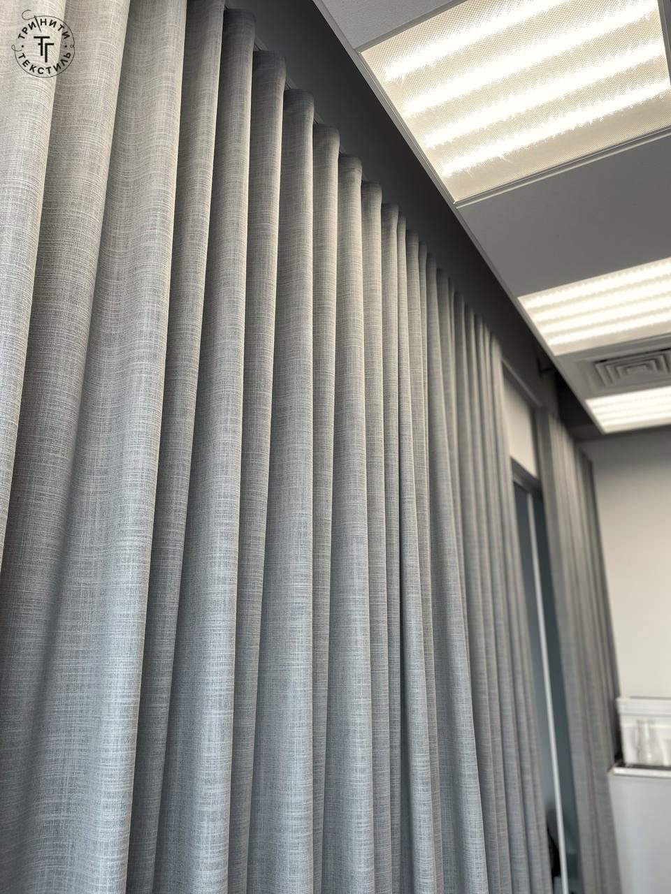 Зонирование текстилем офиса "Триколор"