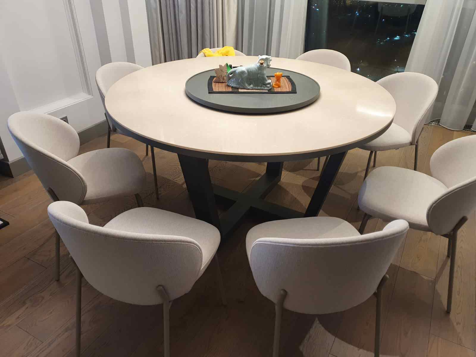 Общий вид стола в интерьере гостиной