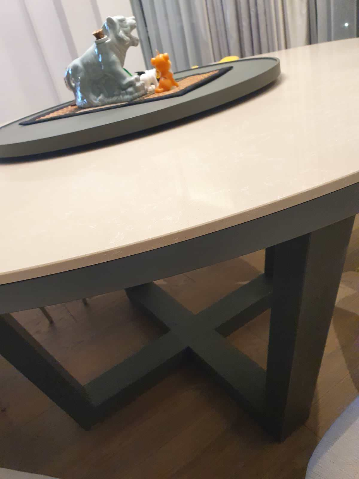 Вид на основание и торцевую сторону столешницы