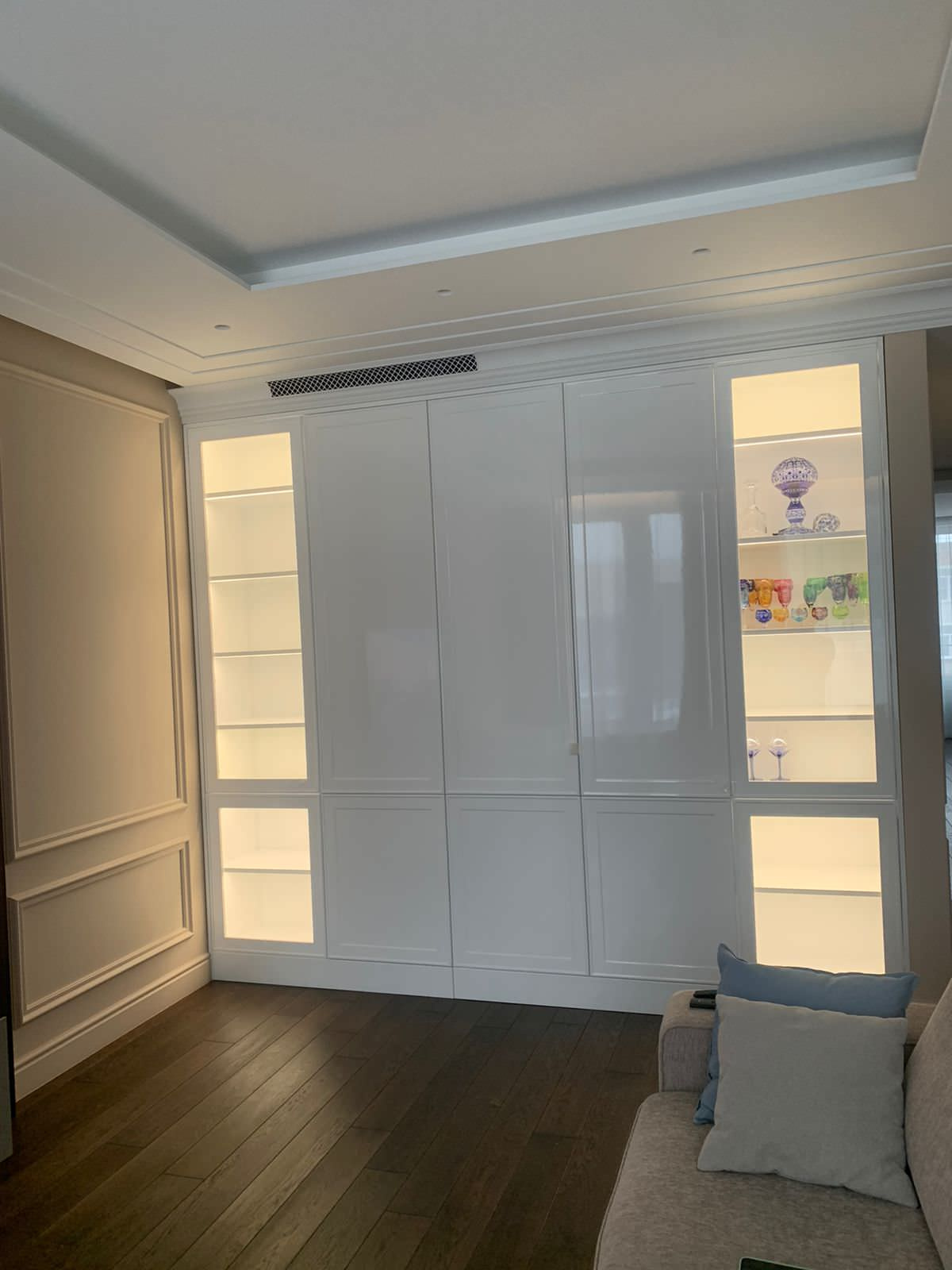 Внутреннее освещение витрин, фронтальный вид