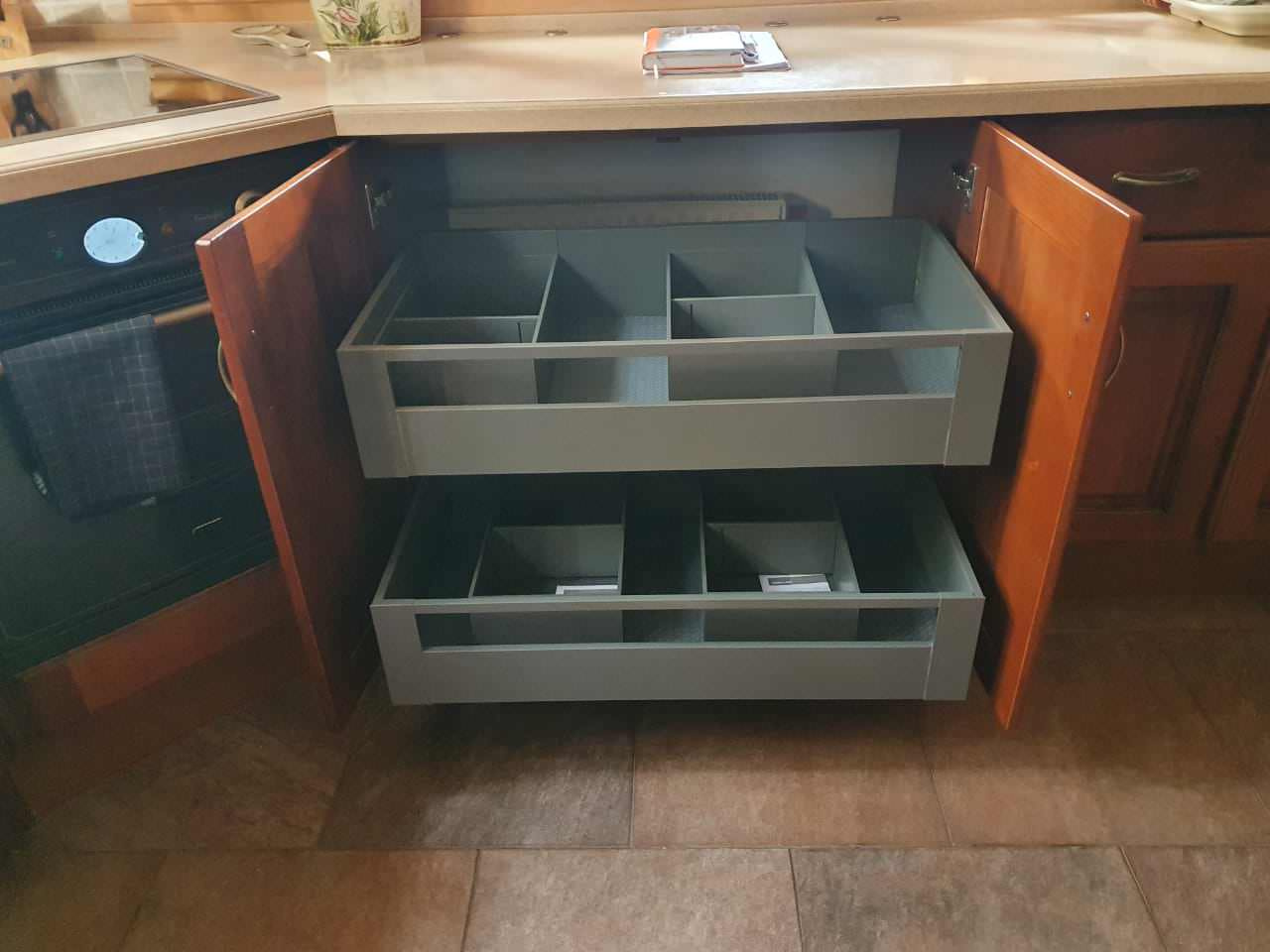 Высокие ящики LEGRABOX с релингами и рамками из стали AMBIA-LINE