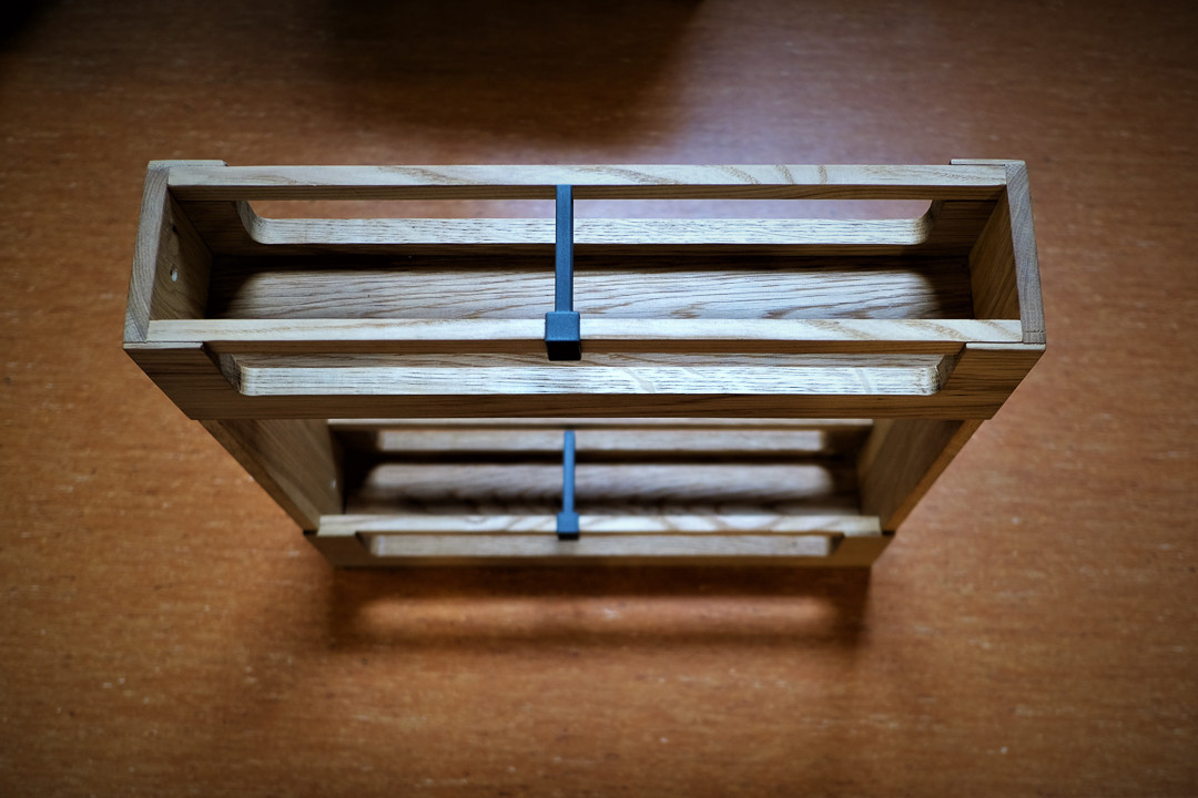 Корзина - бутылочница из массива дуба  с релингами в узкий шкаф