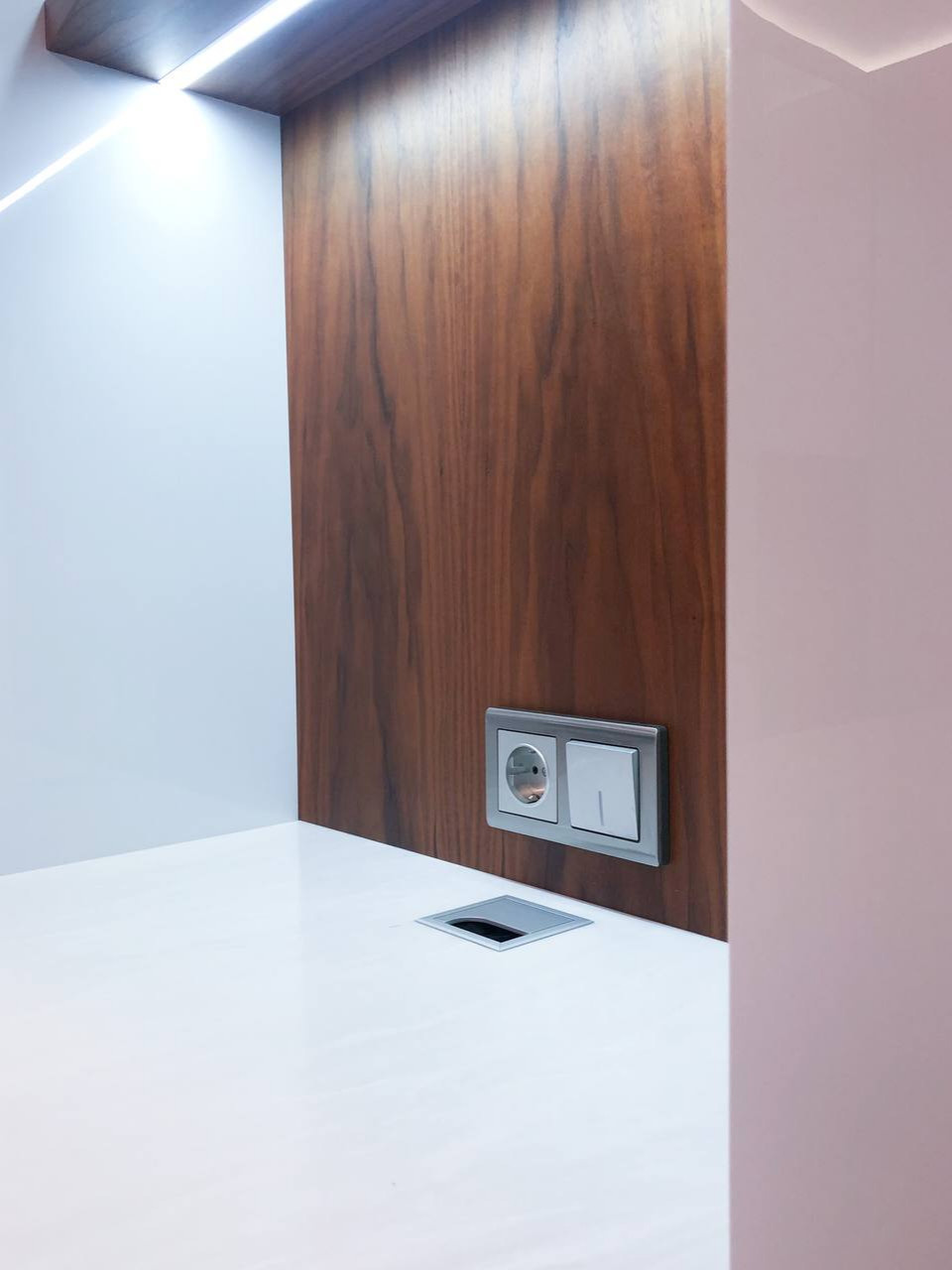 Белая островная кухня с акриловыми фасадами и шпоном в стиле минимализм.