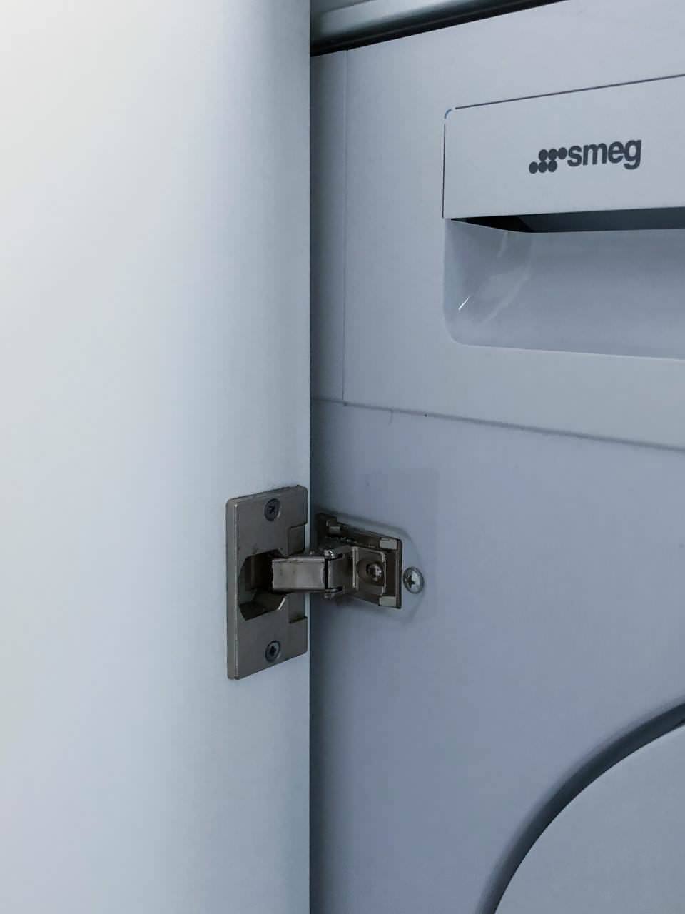 Белая островная кухня с акриловыми фасадами и шпоном в стиле минимализм.