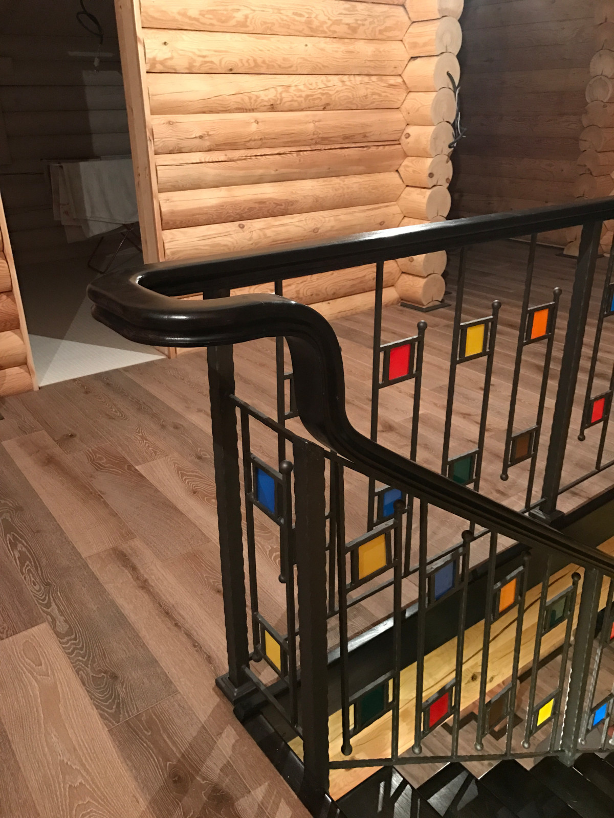 Деревянная лестница с ковкой