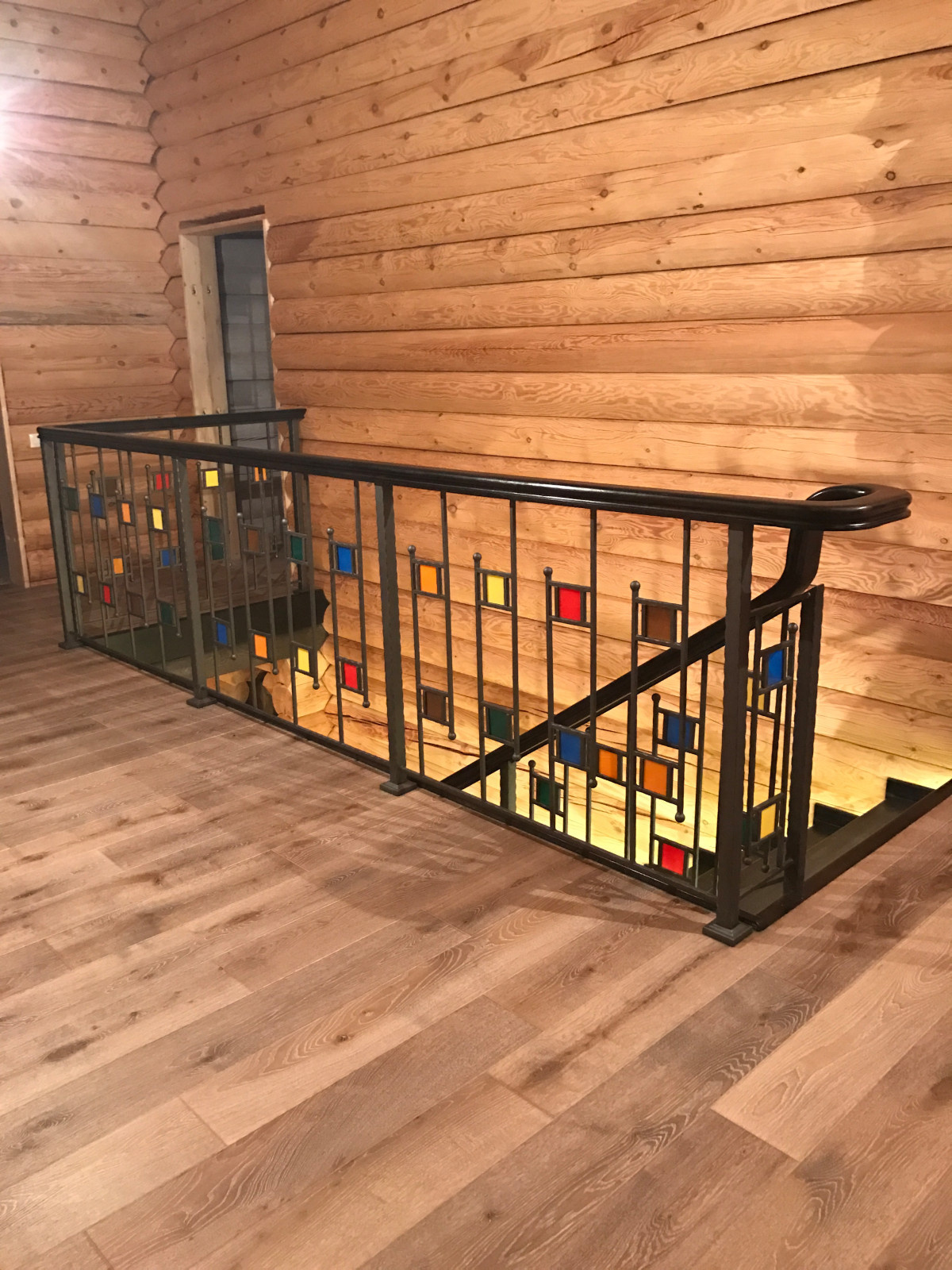 Деревянная лестница с ковкой