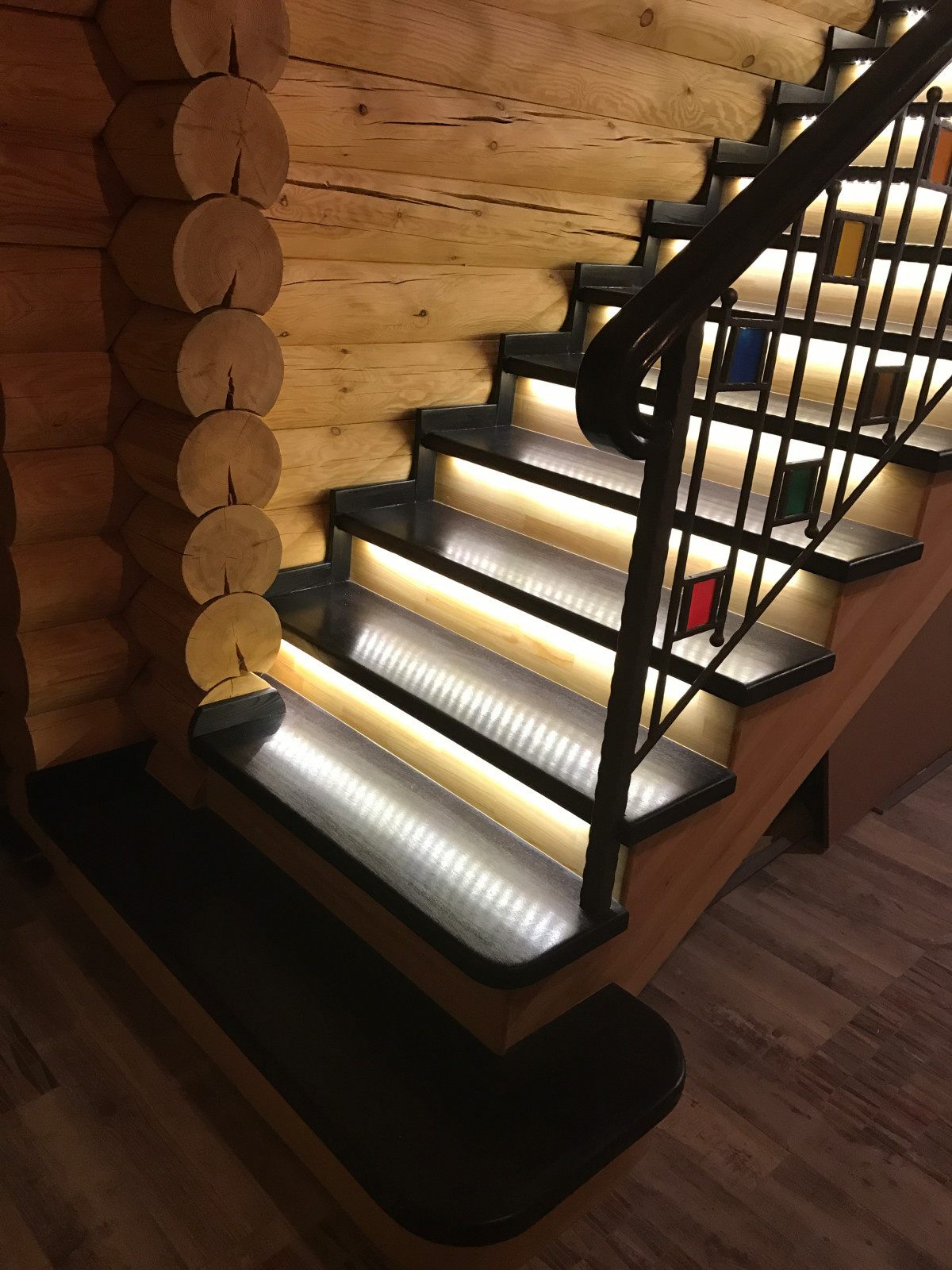 Деревянная лестница с ковкой