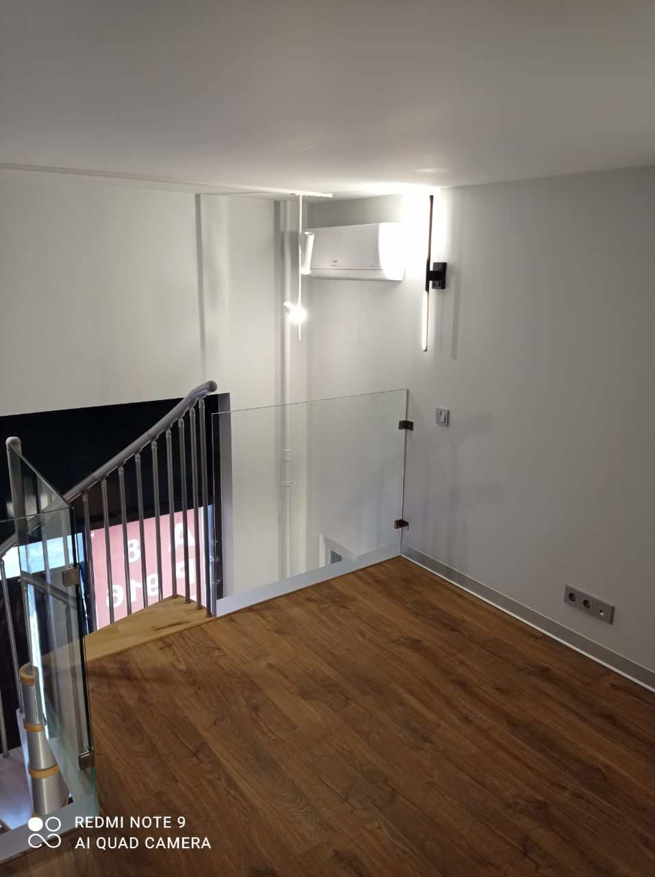 Дизайнерский ремонт офиса 45 м² с достройкой второго уровня