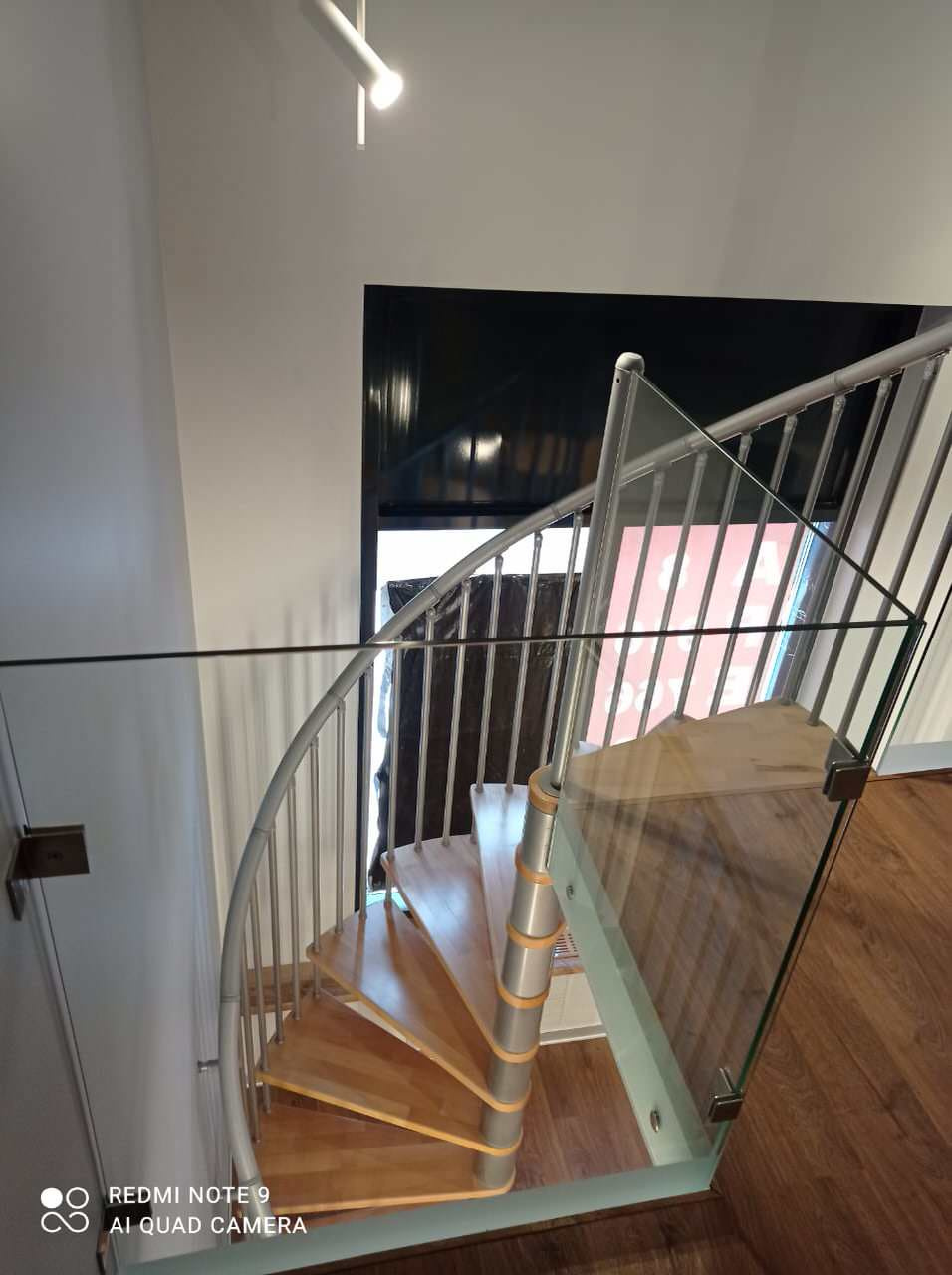 Дизайнерский ремонт офиса 45 м² с достройкой второго уровня