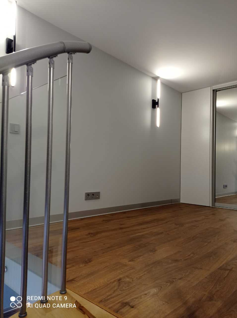 Дизайнерский ремонт офиса 45 м² с достройкой второго уровня