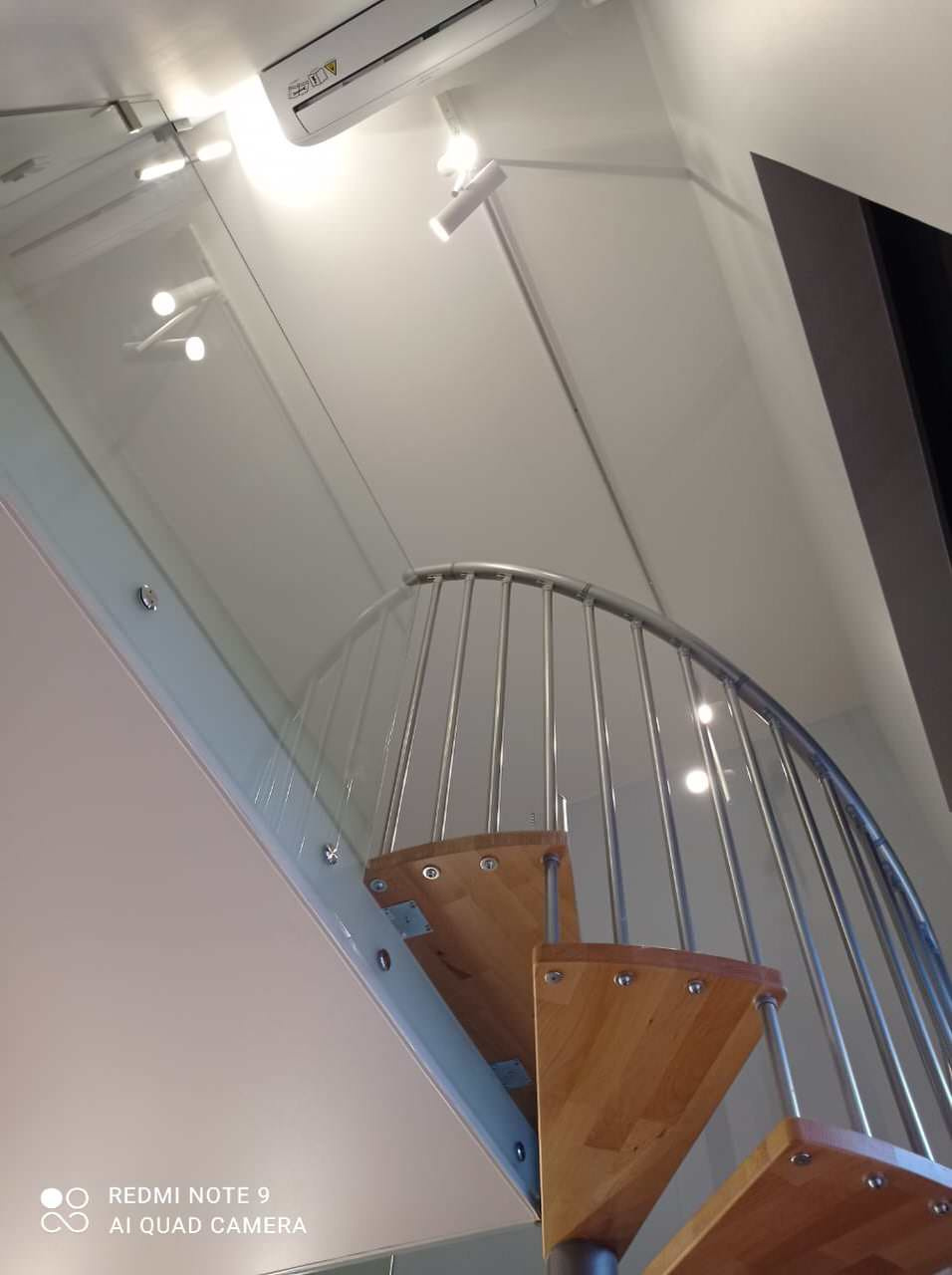 Дизайнерский ремонт офиса 45 м² с достройкой второго уровня