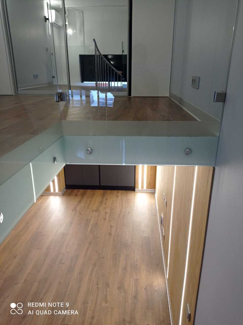 Дизайнерский ремонт офиса 45 м² с достройкой второго уровня