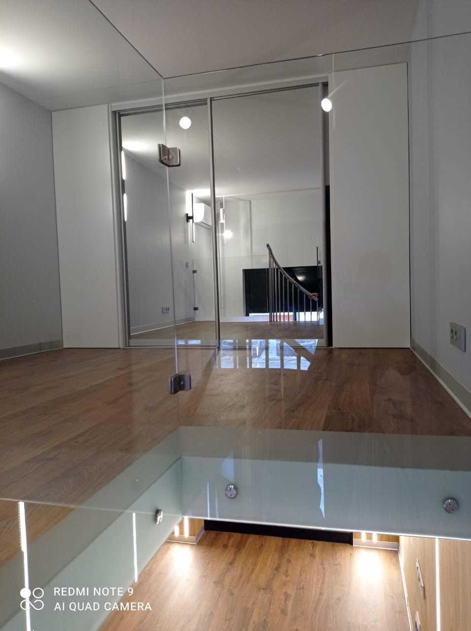 Дизайнерский ремонт офиса 45 м² с достройкой второго уровня