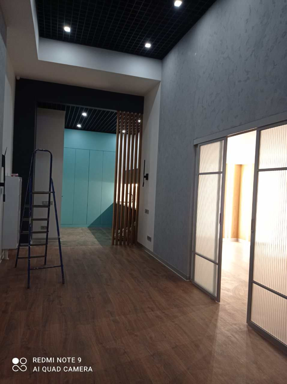 Дизайнерский ремонт офиса 45 м² с достройкой второго уровня