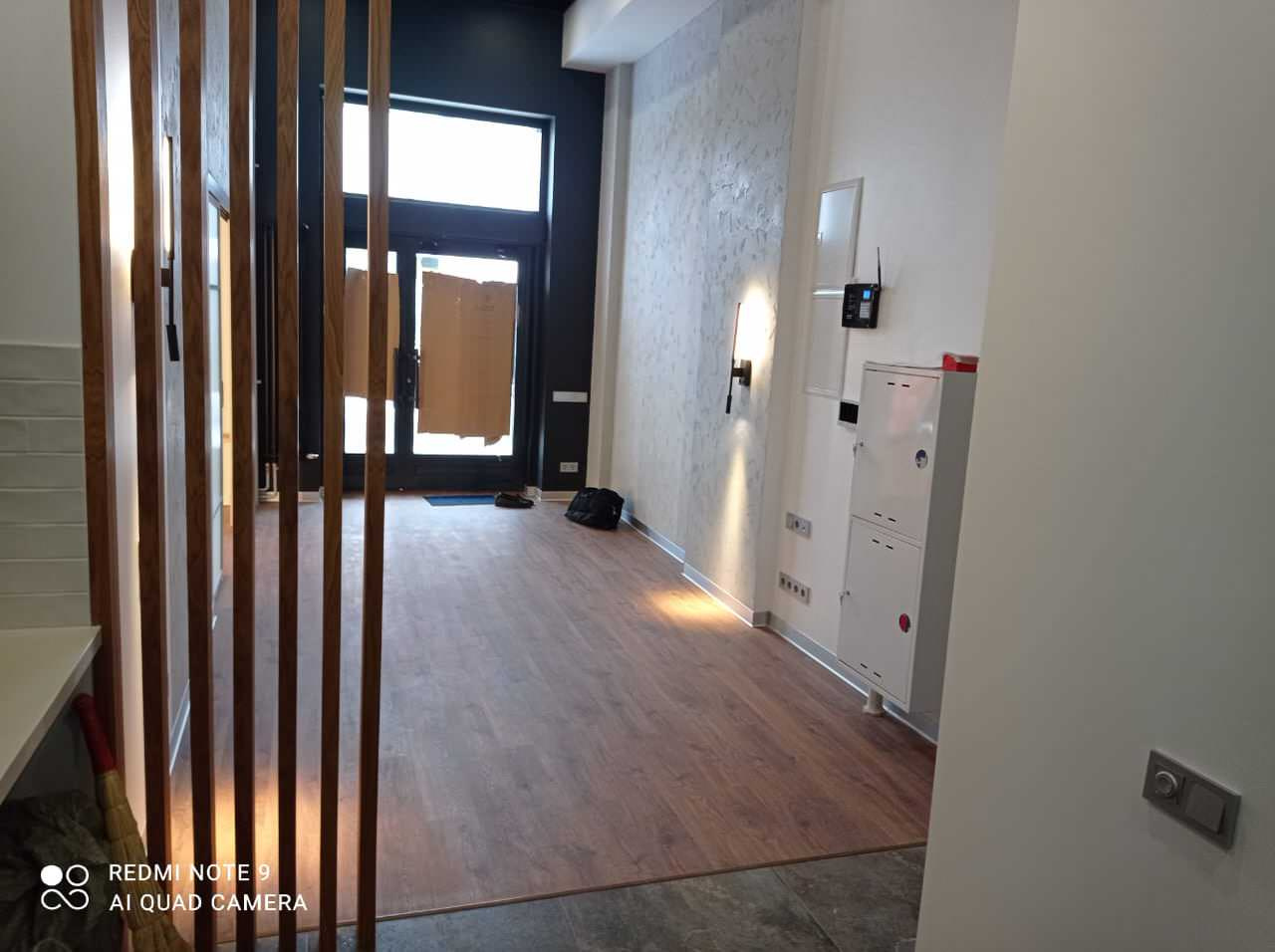 Дизайнерский ремонт офиса 45 м² с достройкой второго уровня