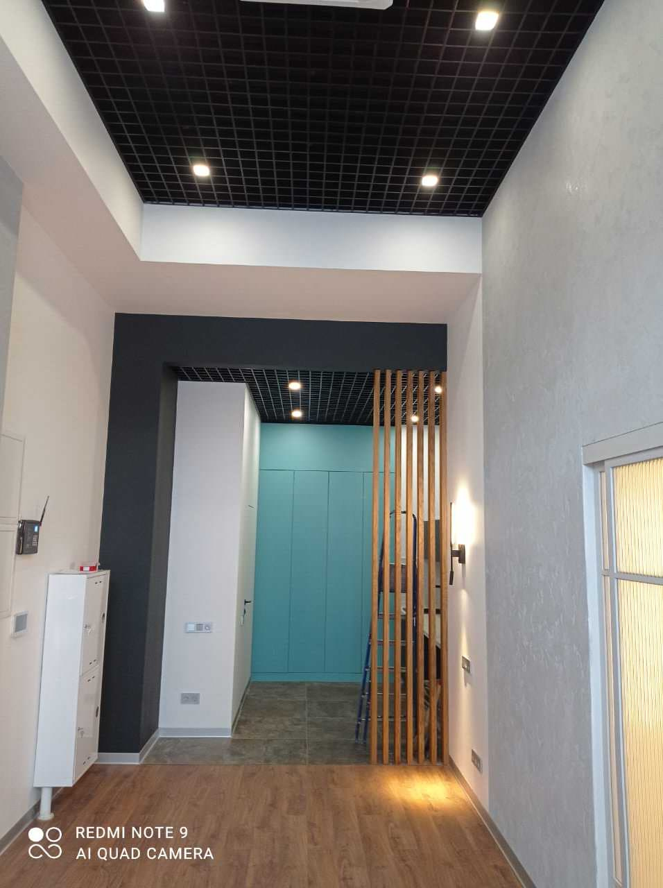 Дизайнерский ремонт офиса 45 м² с достройкой второго уровня