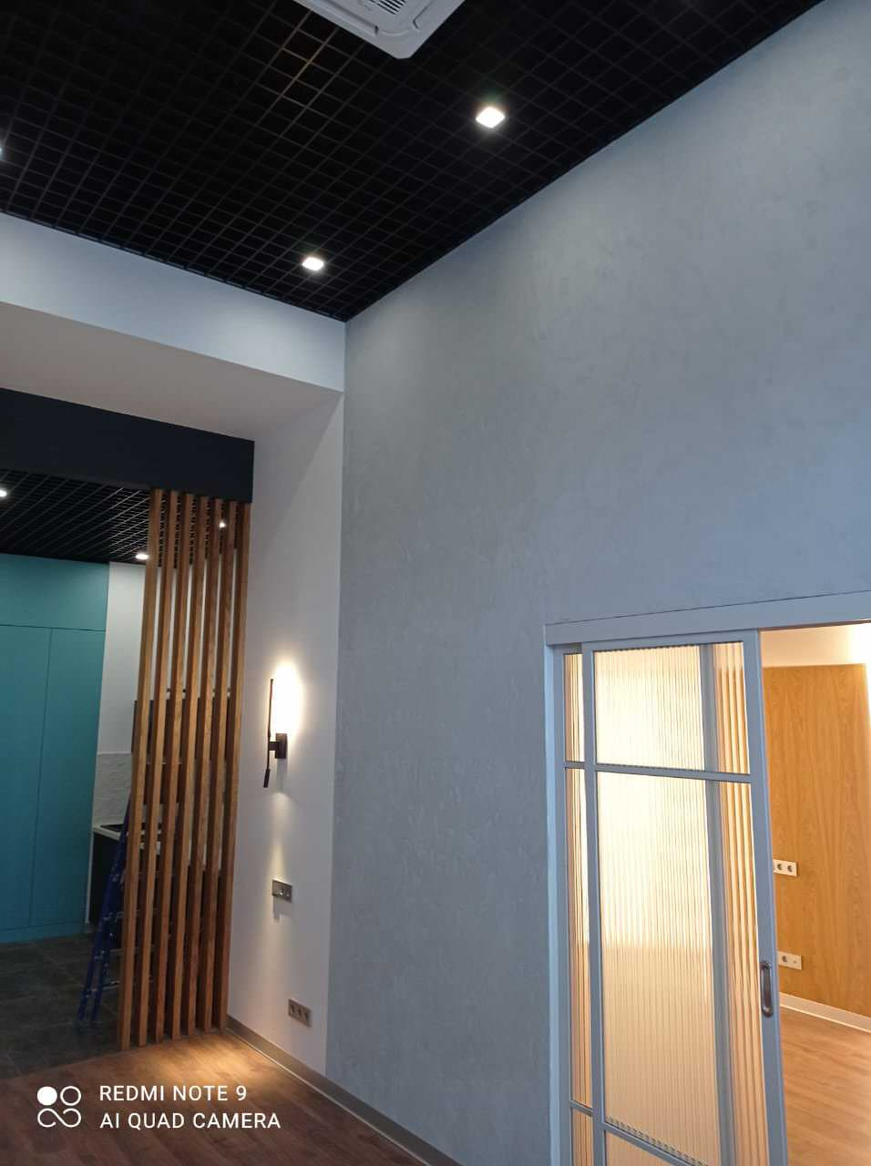 Дизайнерский ремонт офиса 45 м² с достройкой второго уровня