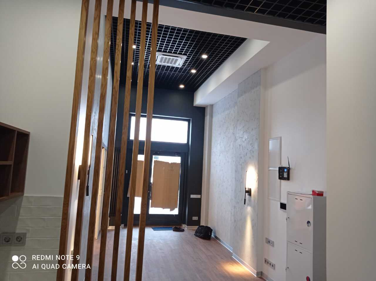 Дизайнерский ремонт офиса 45 м² с достройкой второго уровня