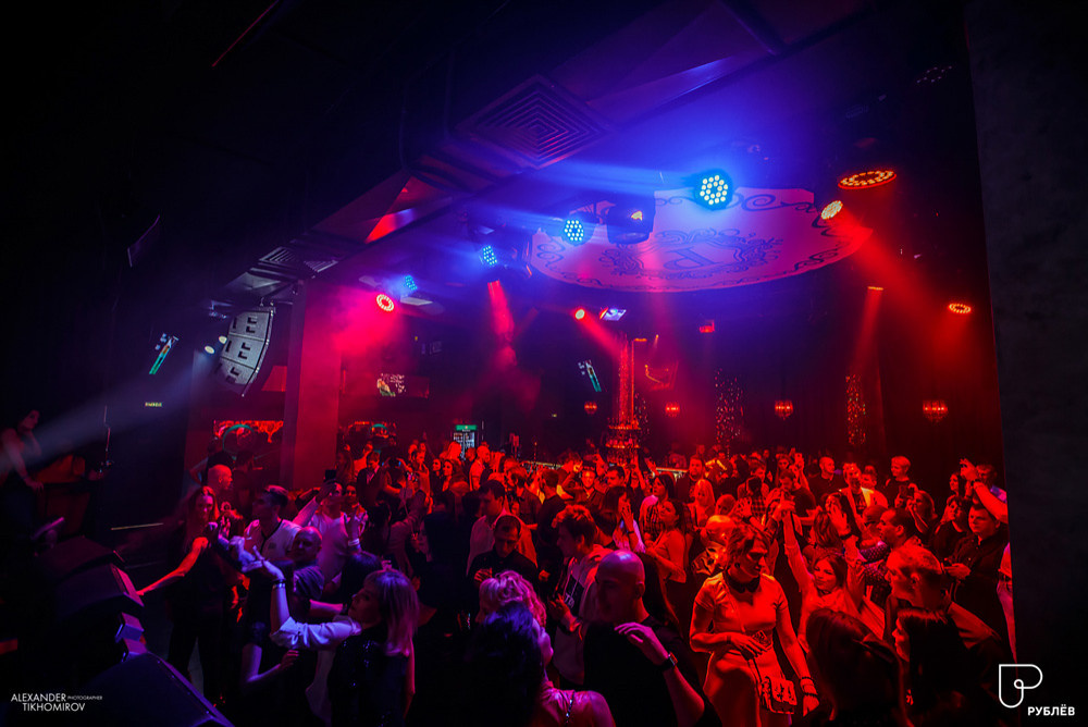 Оснащение танцпола и караоке-зала световым оборудованием и системой звука