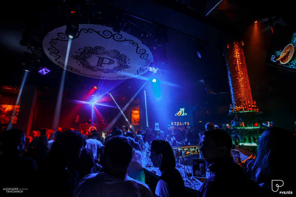 Оснащение танцпола и караоке-зала световым оборудованием и системой звука