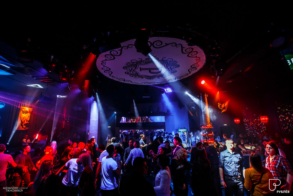 Оснащение танцпола и караоке-зала световым оборудованием и системой звука