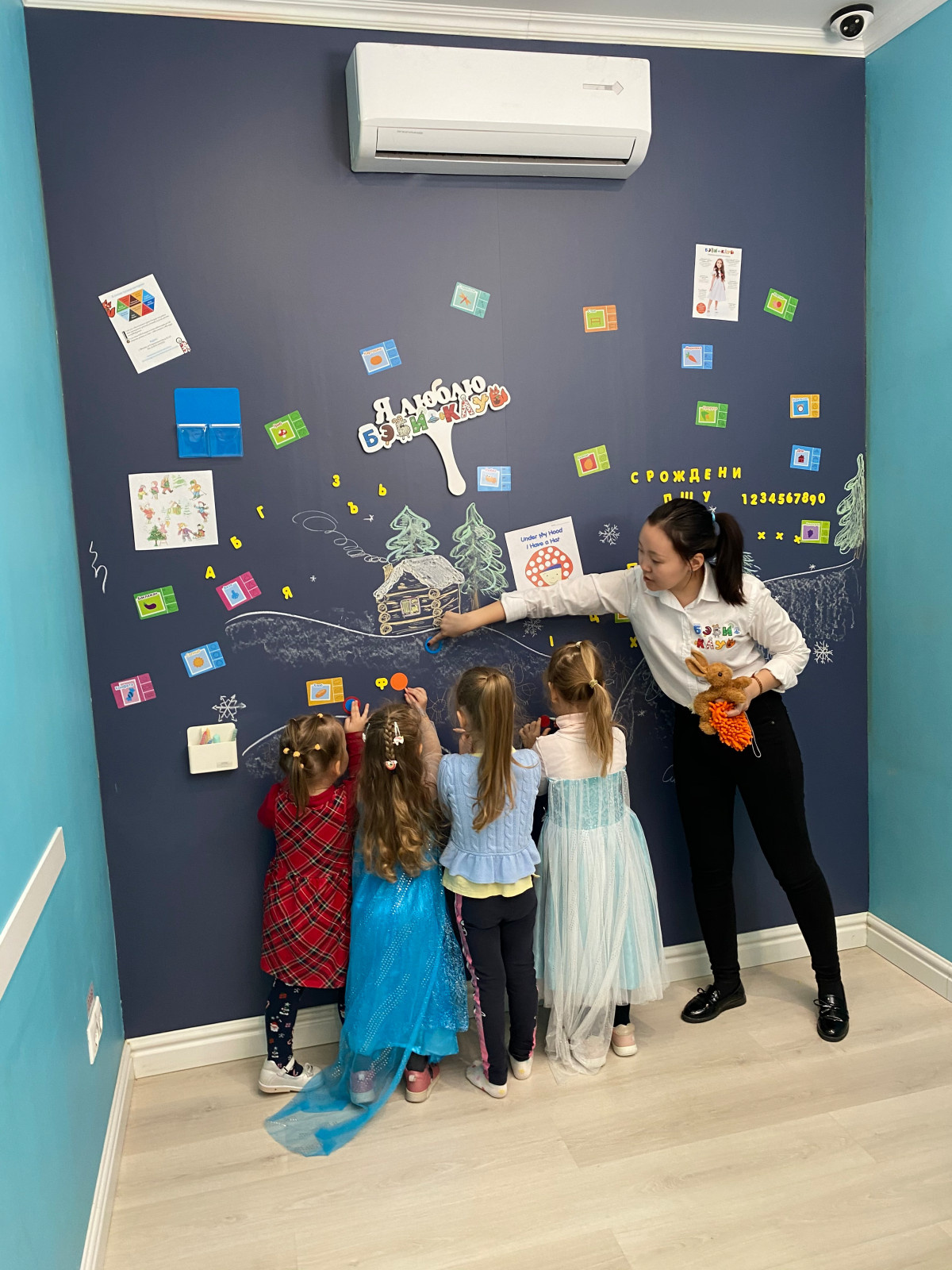 Магнитно-меловые обои Uniwall в интерьере детского сада Baby club