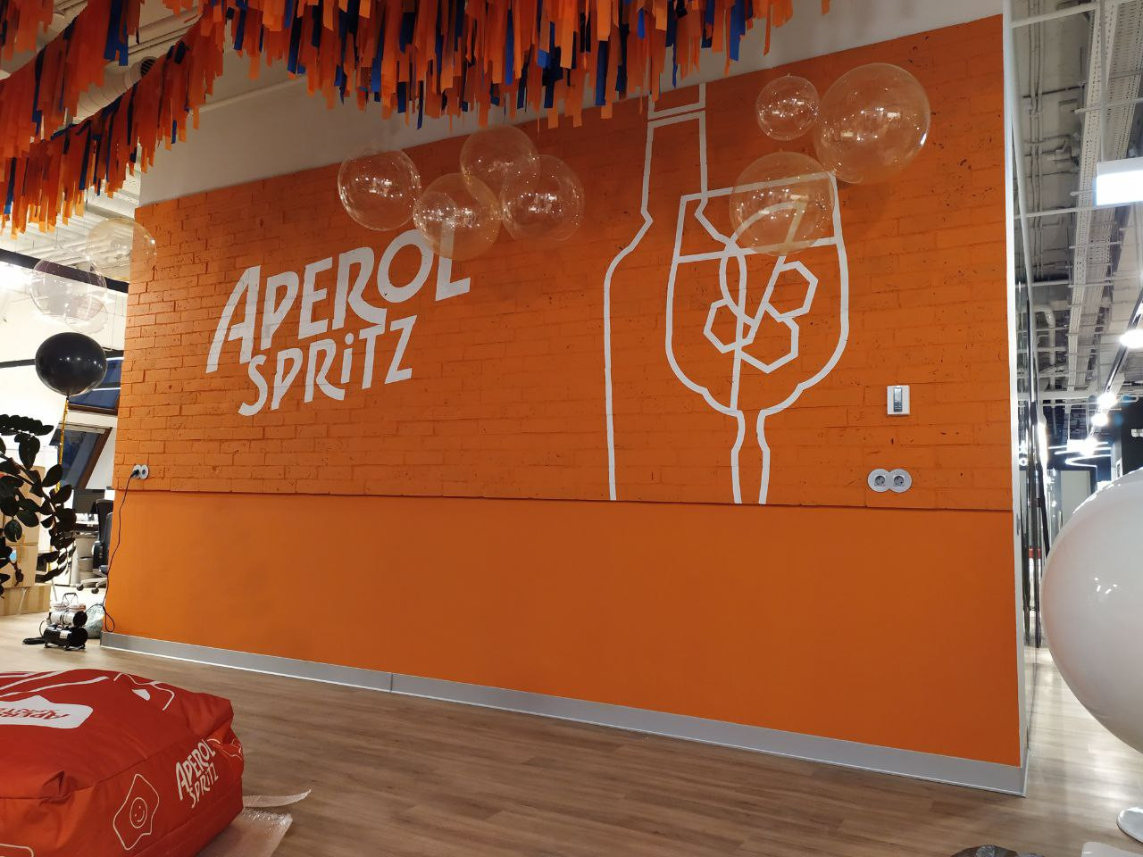 Декор панно в офисе компании.